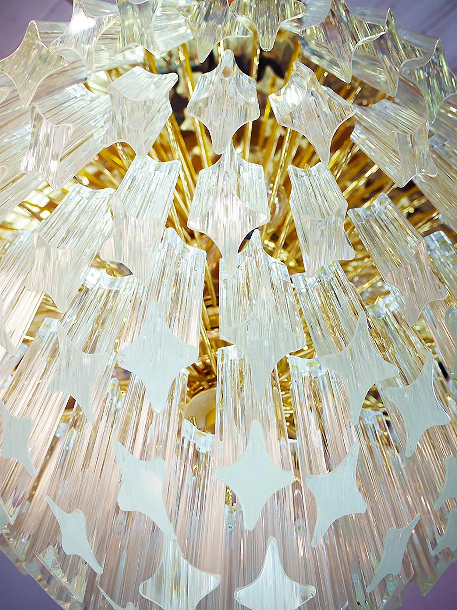 Allemand Lustre glamour Novaresi encastré de 20 pouces en cristal et laiton doré, Italie, années 1970 en vente