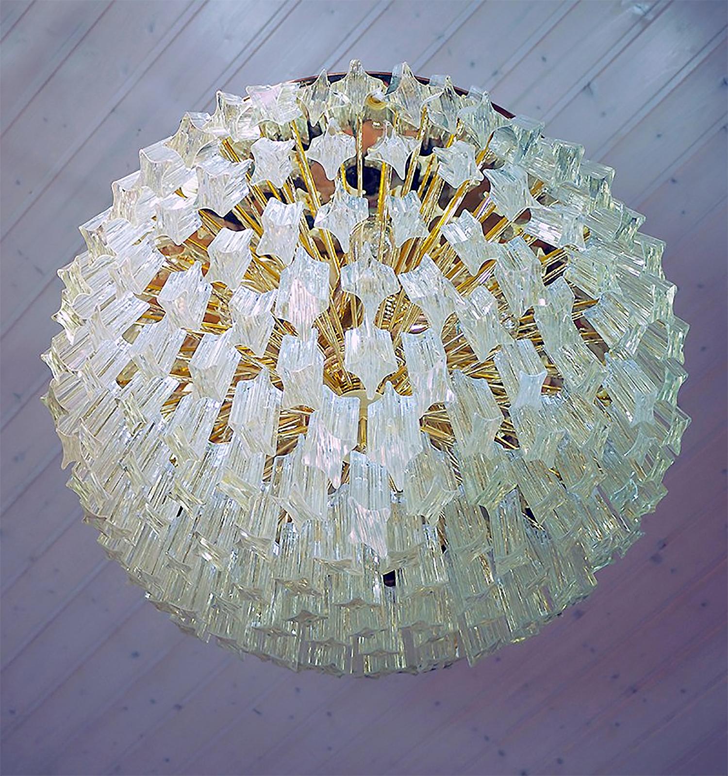 Fin du 20e siècle Lustre glamour Novaresi encastré de 20 pouces en cristal et laiton doré, Italie, années 1970 en vente