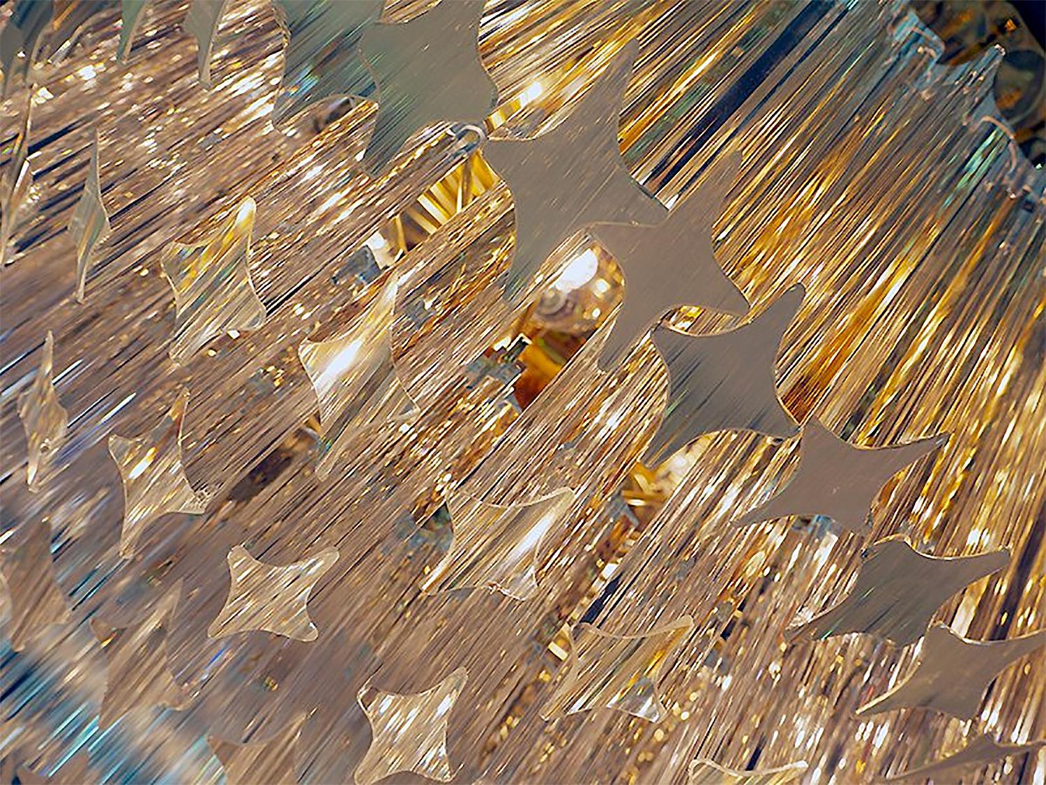 Plaqué or Lustre glamour Novaresi encastré de 20 pouces en cristal et laiton doré, Italie, années 1970 en vente