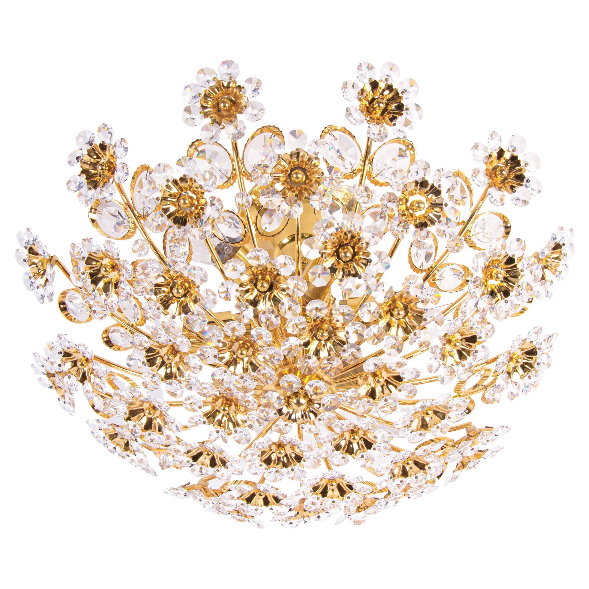 Elegant lustre semi-affleurant avec un cadre en laiton plaqué or et des cristaux Swarovski. Ces lampes ont un caractère unique incomparable. Une touche de luxe remplit la pièce. Fabriqué par Palwa, Allemagne, dans les années 1960. 
 
Fabricant :