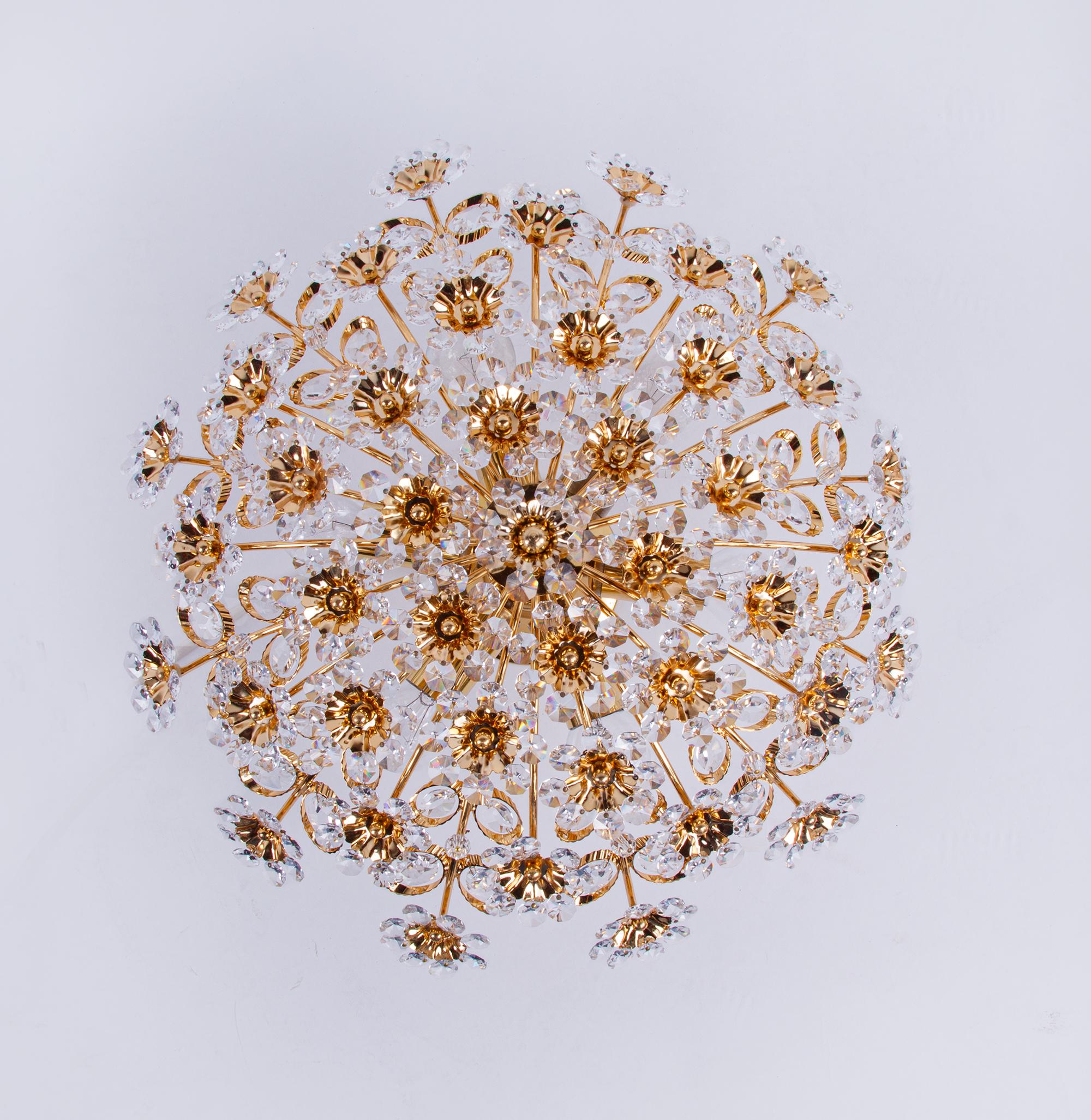 Milieu du XXe siècle Lustre semi encastré Palwa de 17 pouces en cristal Swarovski et laiton doré en vente