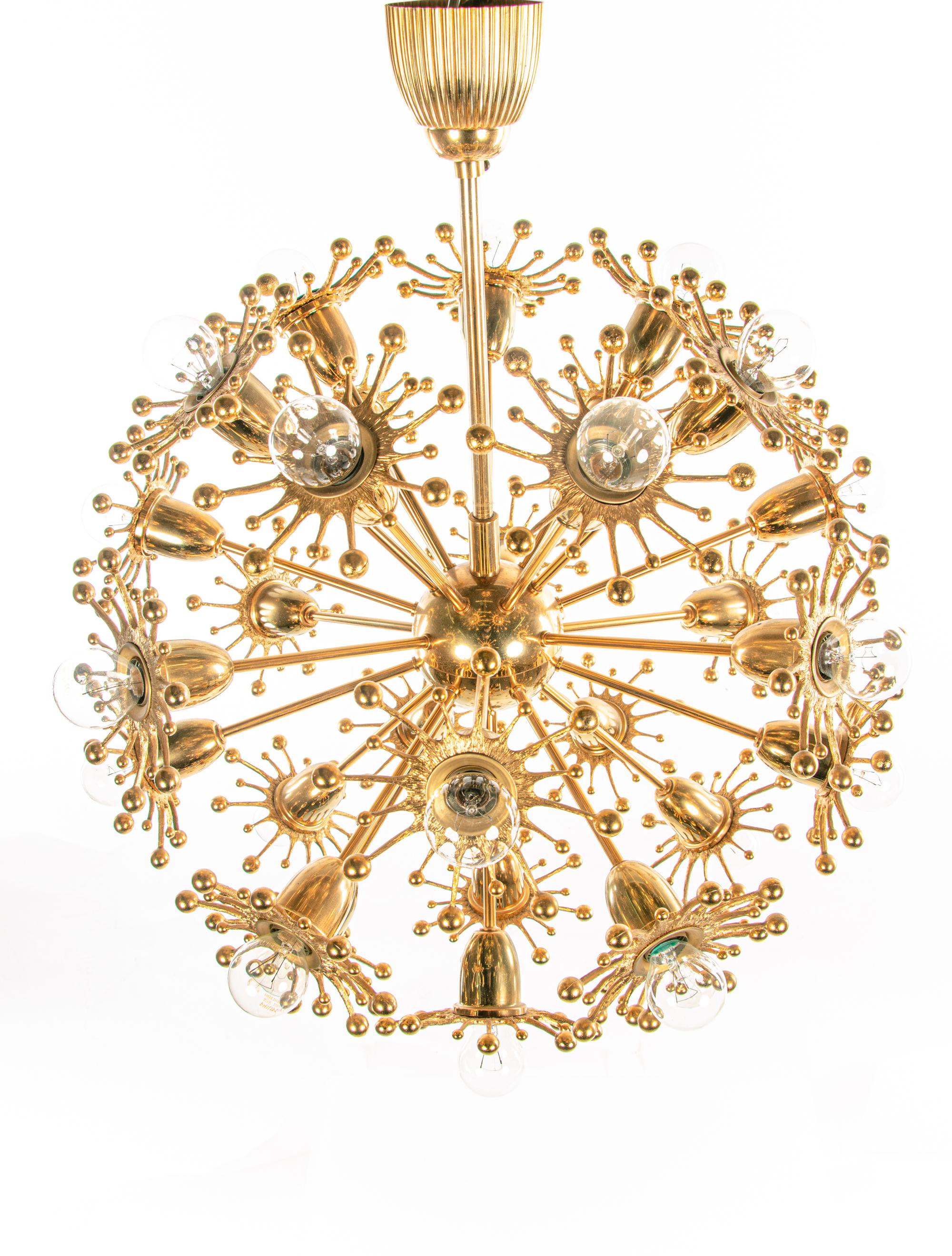 Elegant lustre à 29 lumières avec étoiles plaquées or. Conçu par Christoph Palme. La lampe a un caractère unique incomparable, une touche de luxe remplit la pièce. Fabriqué par Palwa (Palme et Walter), Allemagne, dans les années 1960. 

Design :