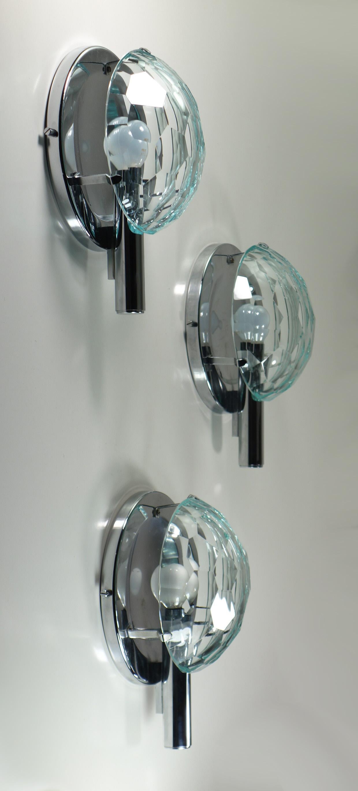 Set of 3 Wall Lamps
Designer Pia Guidetti Crippa
Lumi _ Milano
Italy, 1960

Chrome Metal Frame
Facetted Crystal Shade

Excellent Condiction
Perfect working order (E14 bulb light)
