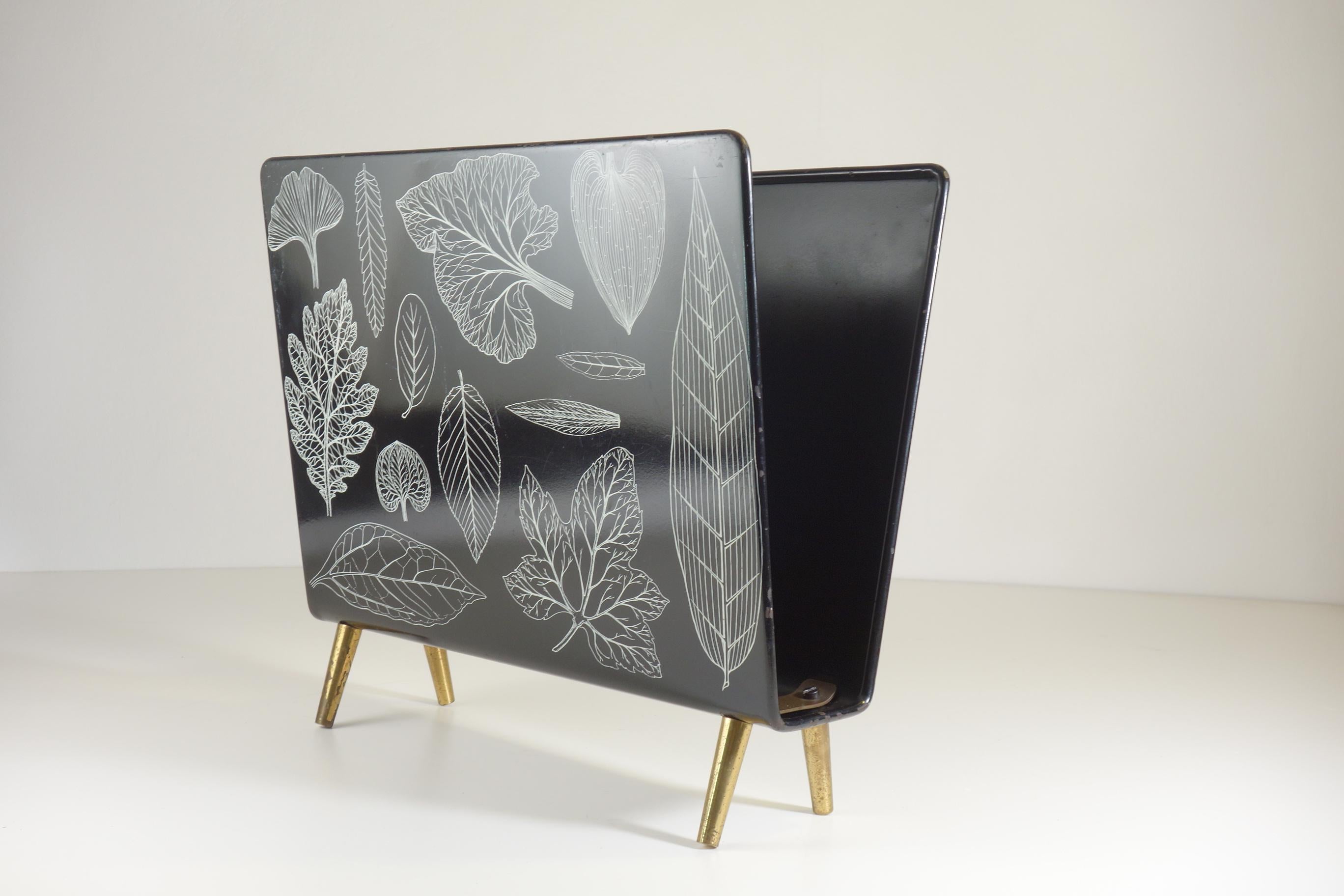 Mid-Century Modern 1960 Piero Fornasetti Italian Design Black & White Brass Metal Magazine Rack For Sale