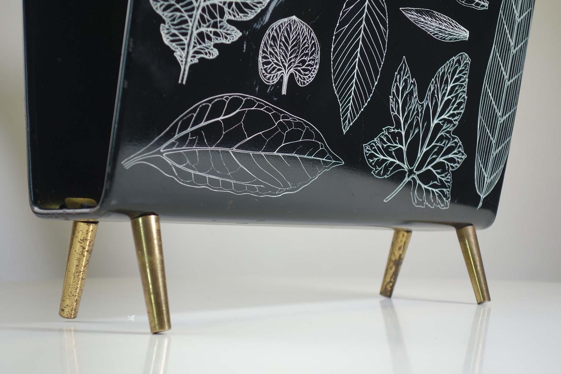 1960 Piero Fornasetti Italian Design Black & White Brass Metal Magazine Rack In Good Condition For Sale In Brescia, IT