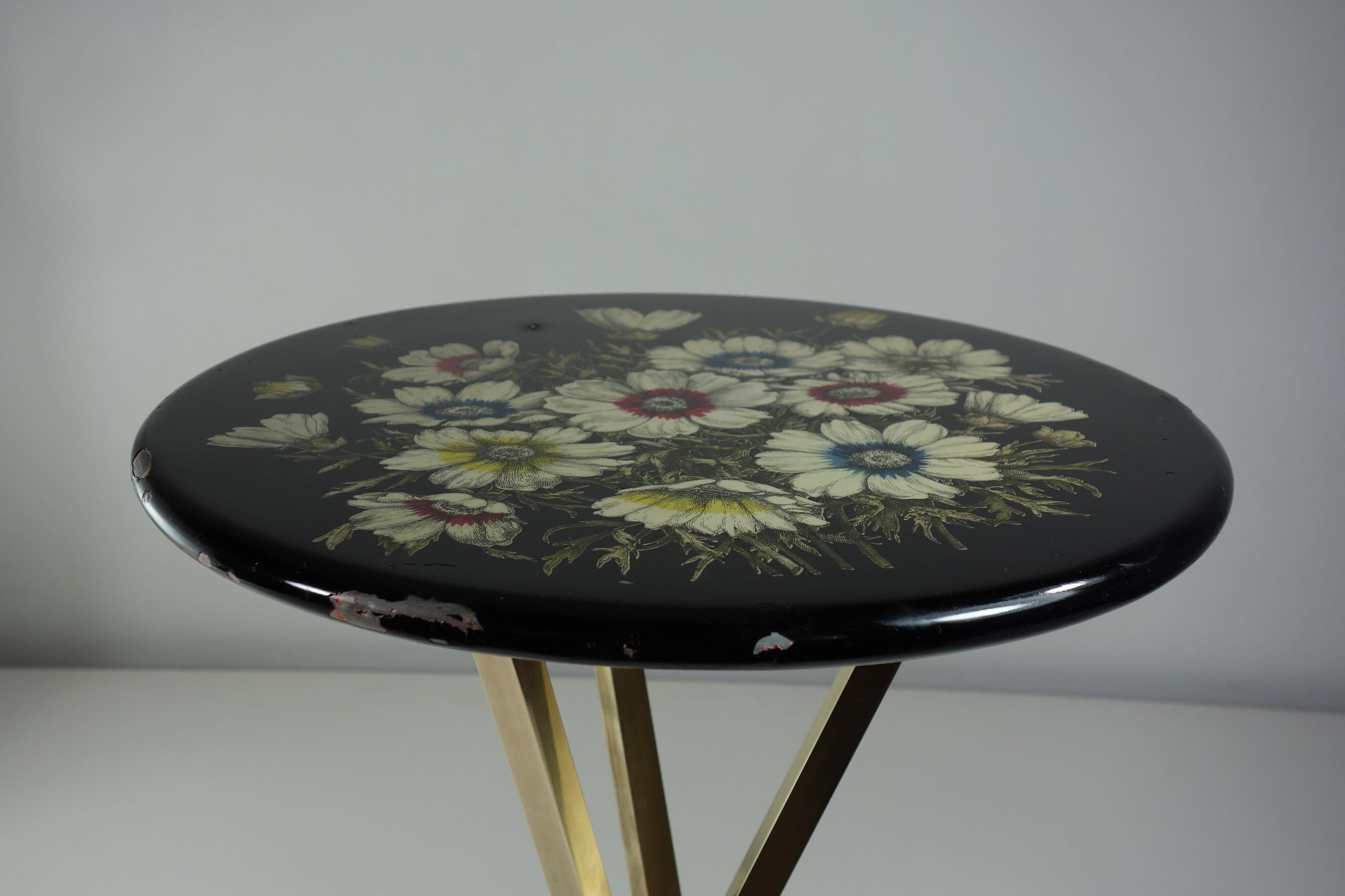 1960 Piero Fornasetti Tavolino Gueridon in ottone e metallo a fiori di design italiano in vendita 4