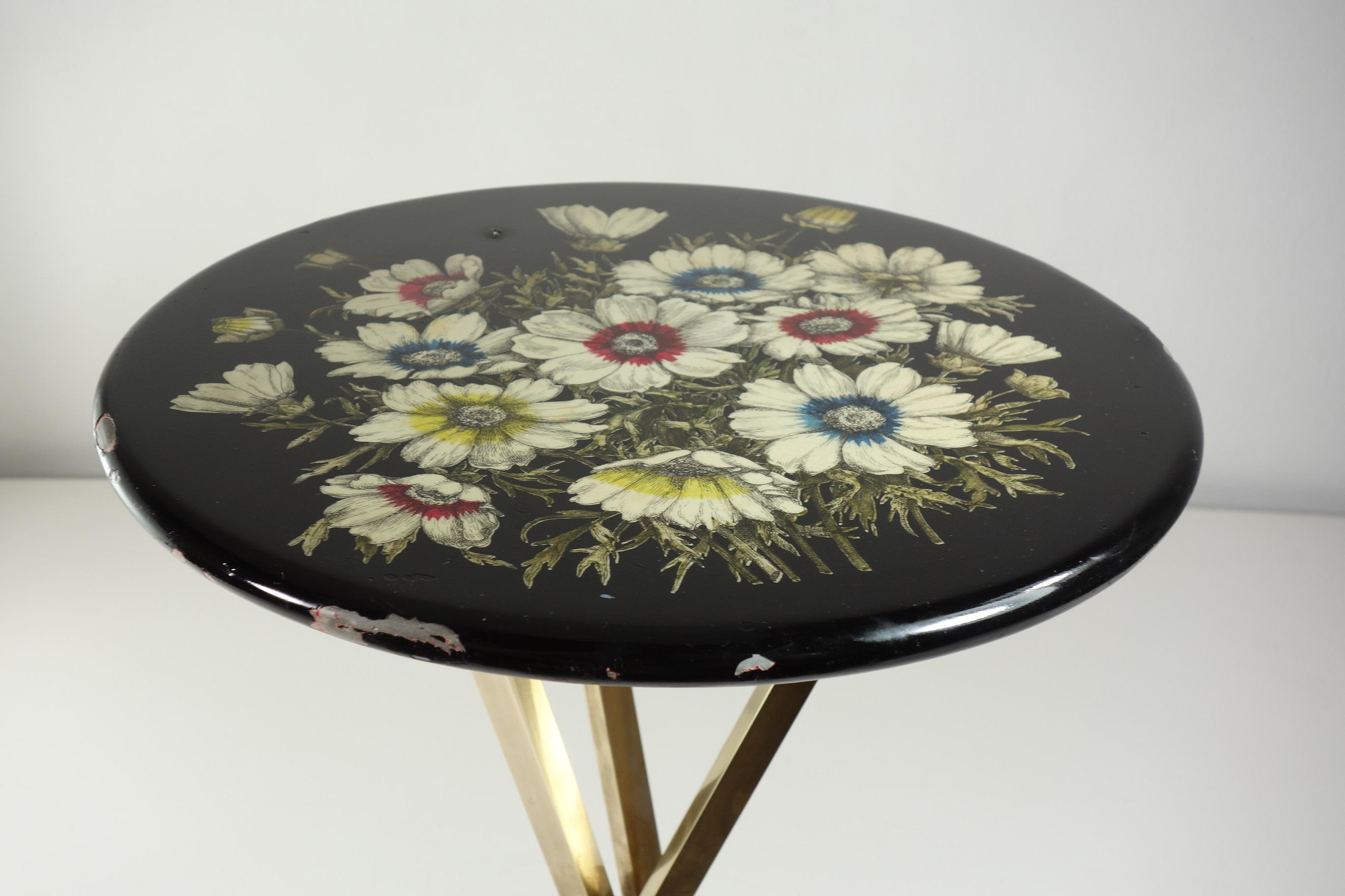 1960 Piero Fornasetti Tavolino Gueridon in ottone e metallo a fiori di design italiano in vendita 6