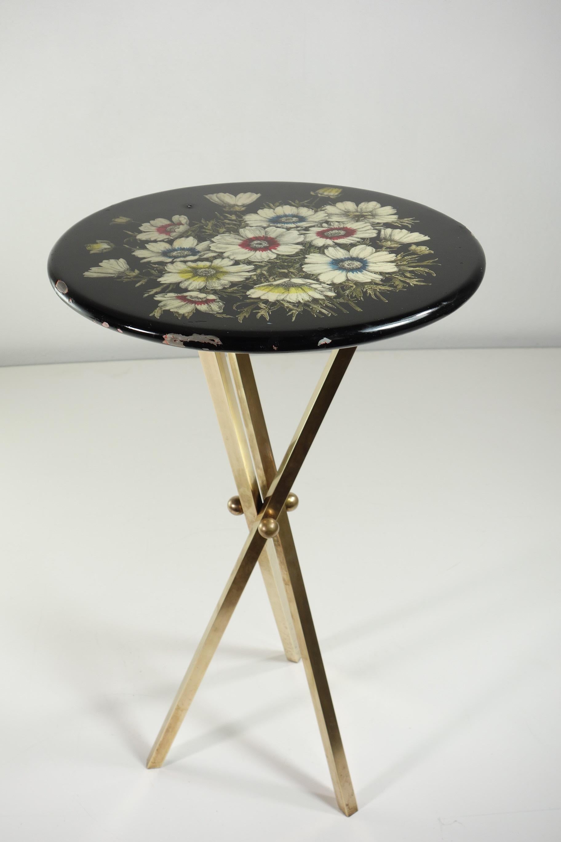1960 Piero Fornasetti Tavolino Gueridon in ottone e metallo a fiori di design italiano in vendita 7