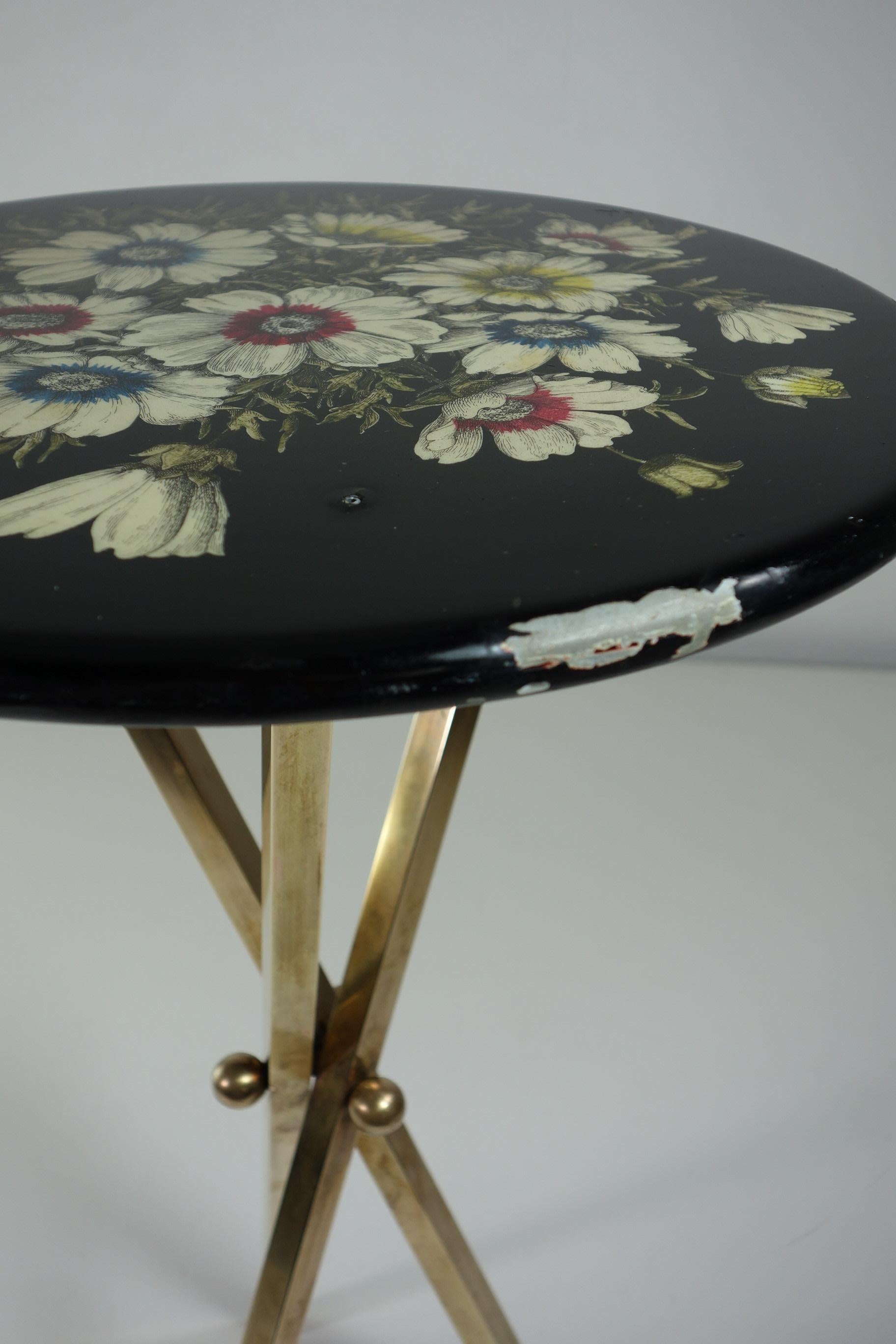 1960 Piero Fornasetti Tavolino Gueridon in ottone e metallo a fiori di design italiano In condizioni buone in vendita a Brescia, IT