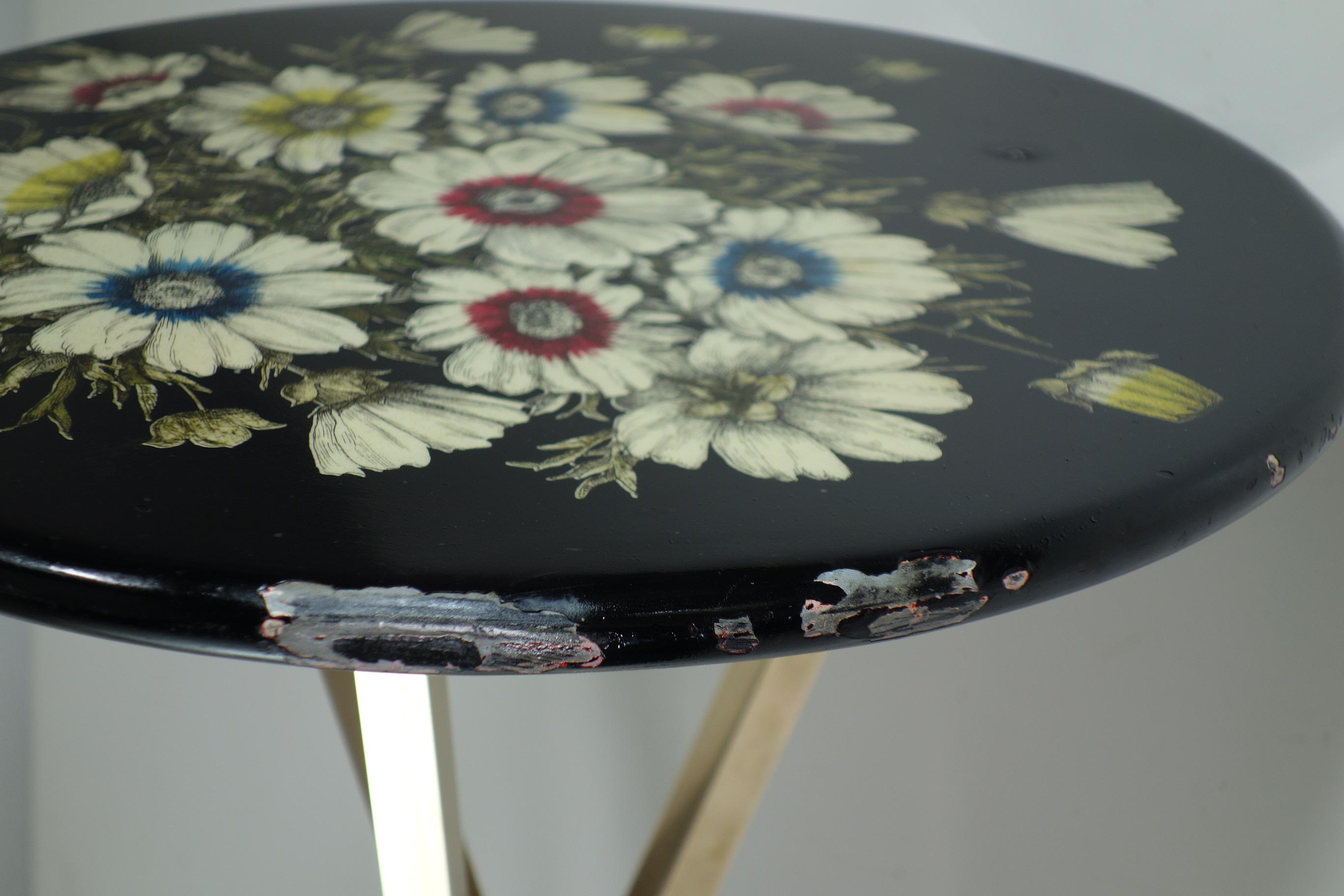 1960 Piero Fornasetti Tavolino Gueridon in ottone e metallo a fiori di design italiano in vendita 1