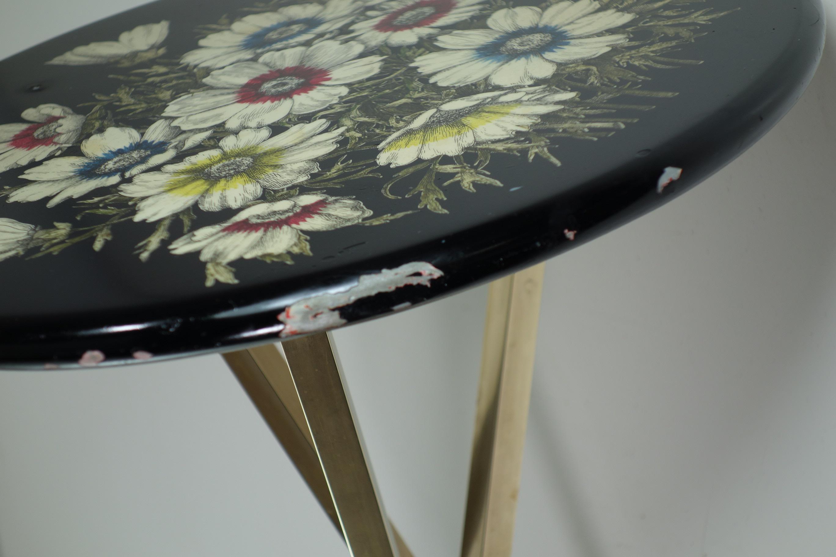 1960 Piero Fornasetti Tavolino Gueridon in ottone e metallo a fiori di design italiano in vendita 2