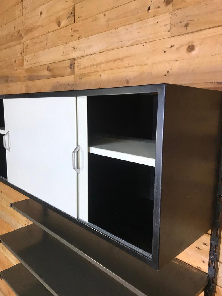Metallo 1960 Pilastro Tomado, pensile industriale retrò con una grande credenza e 3 scaffali in vendita