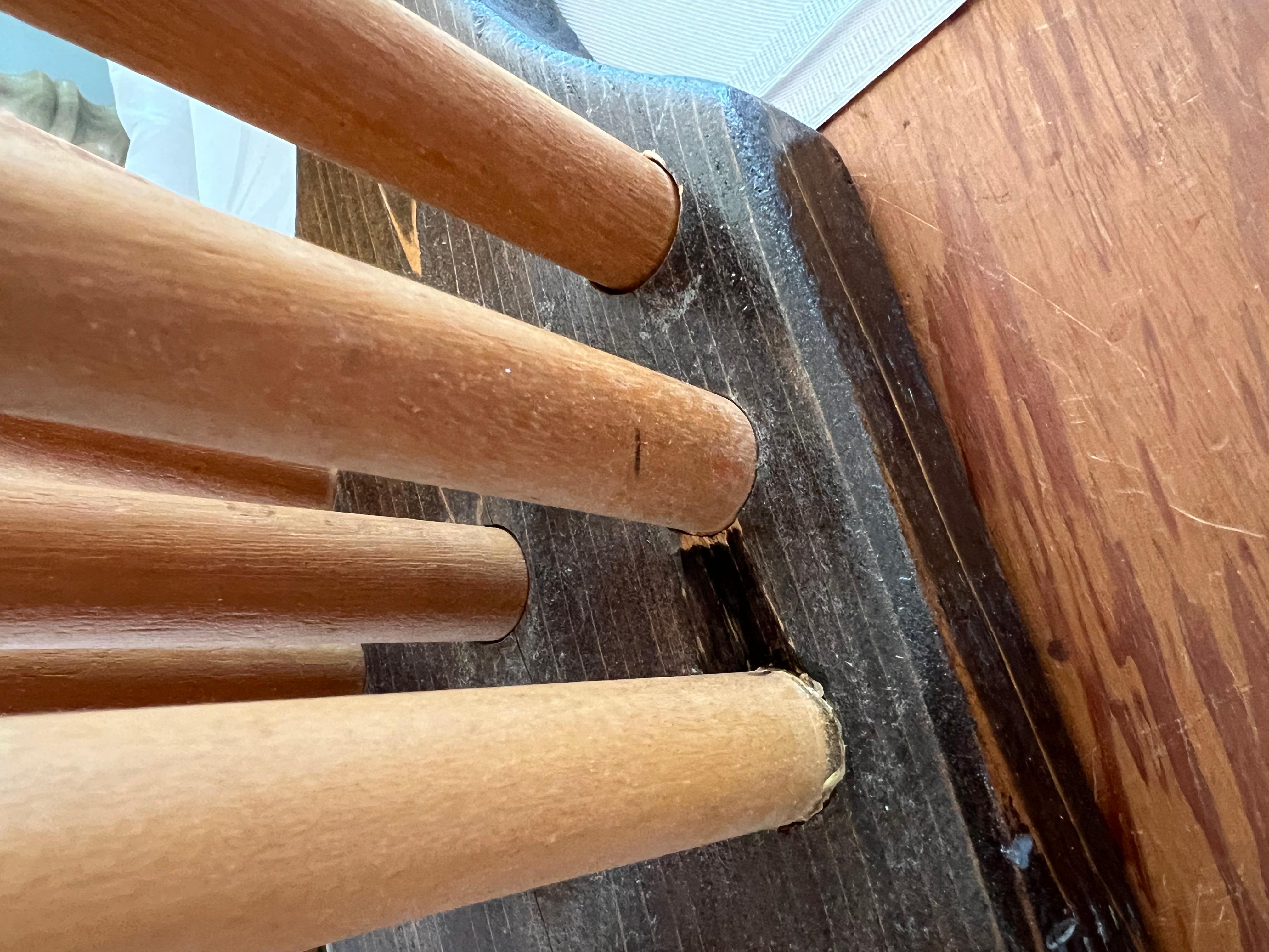 1960 Pop Art Brosse à dents surdimensionnée en bois de noyer en vente 4