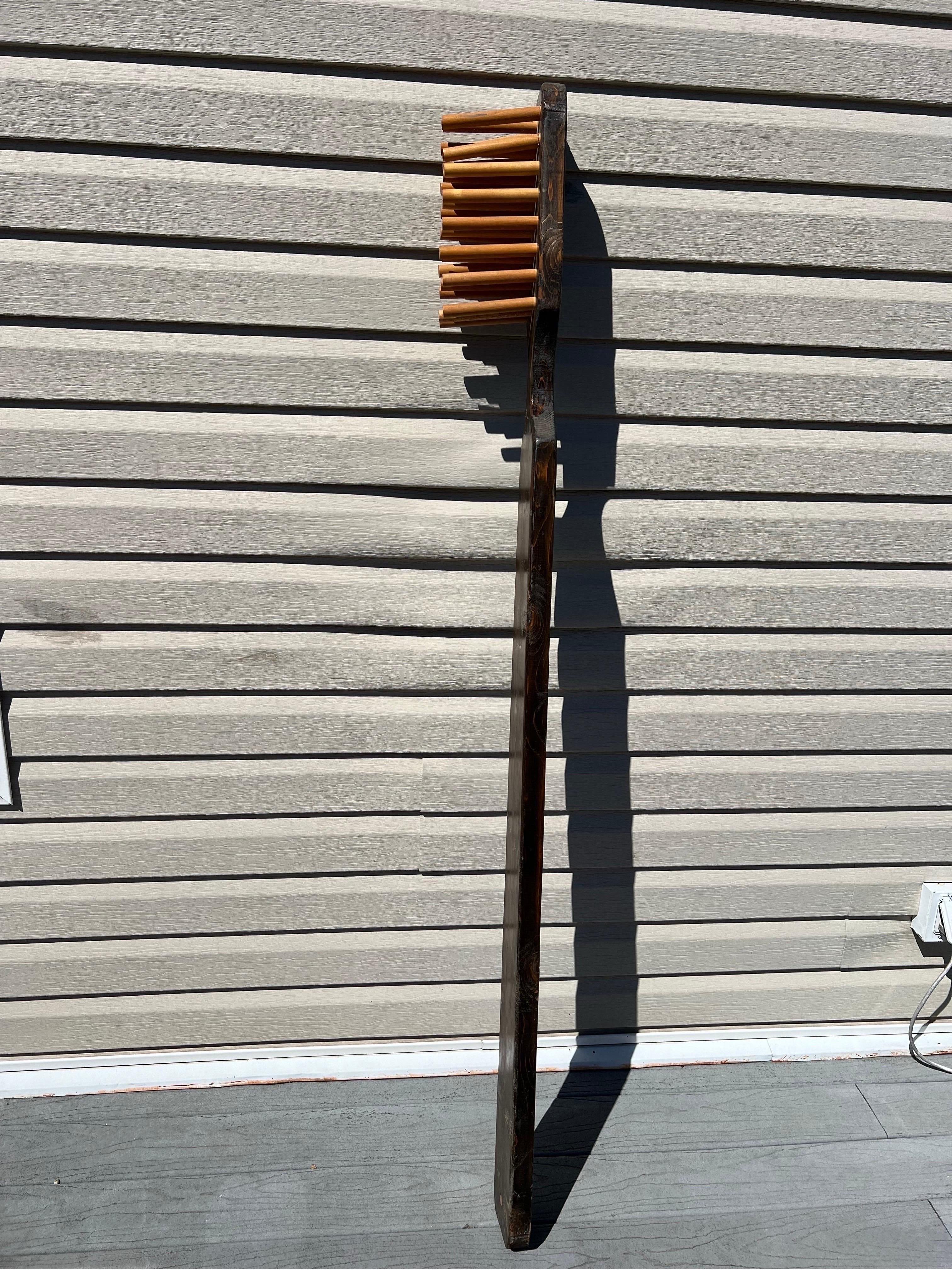 1960 Brosse à dents géante en bois de noyer. Une pièce unique et un objet de conversation pour tout espace