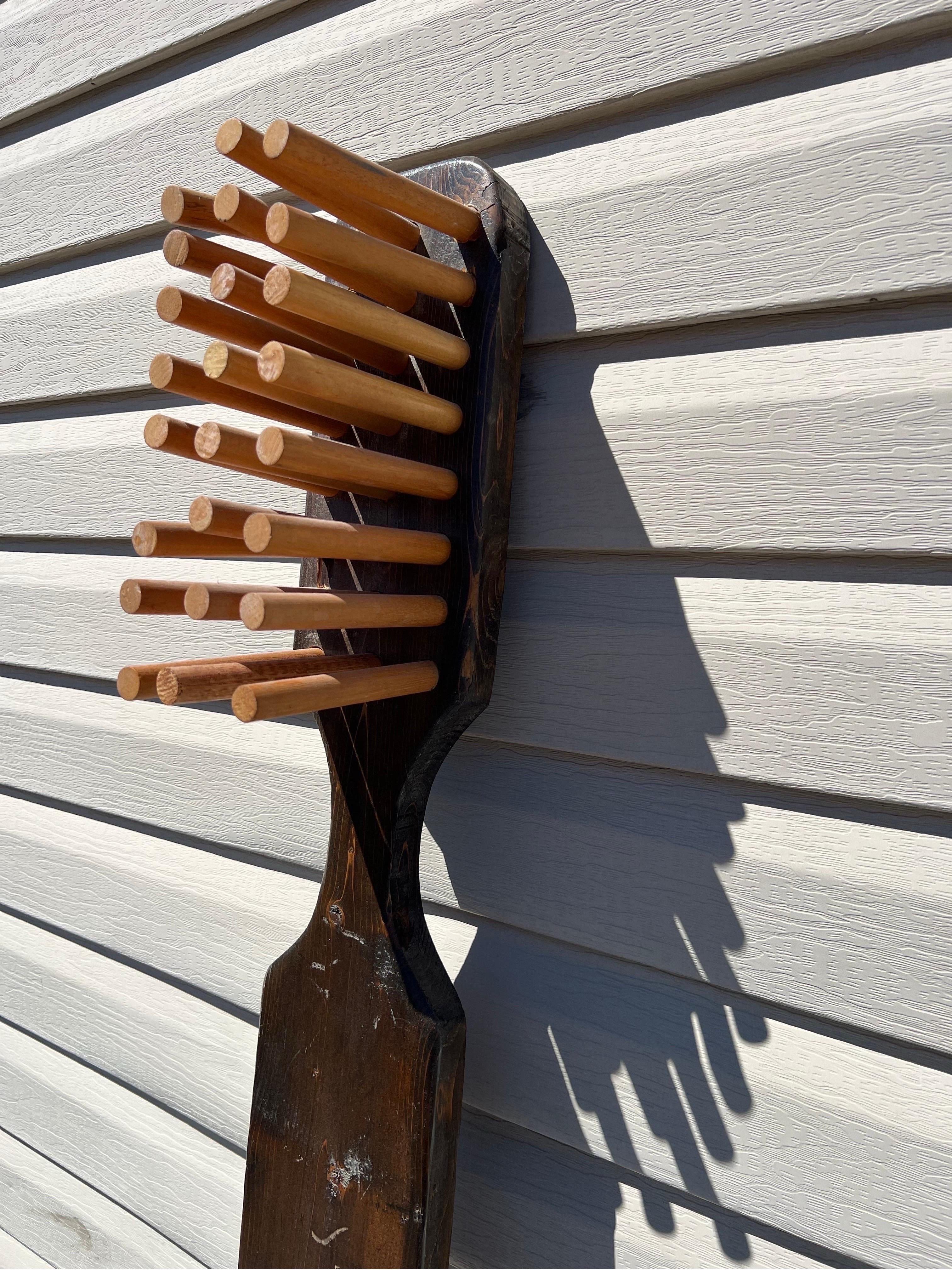 Mid-Century Modern 1960 Pop Art Brosse à dents surdimensionnée en bois de noyer en vente