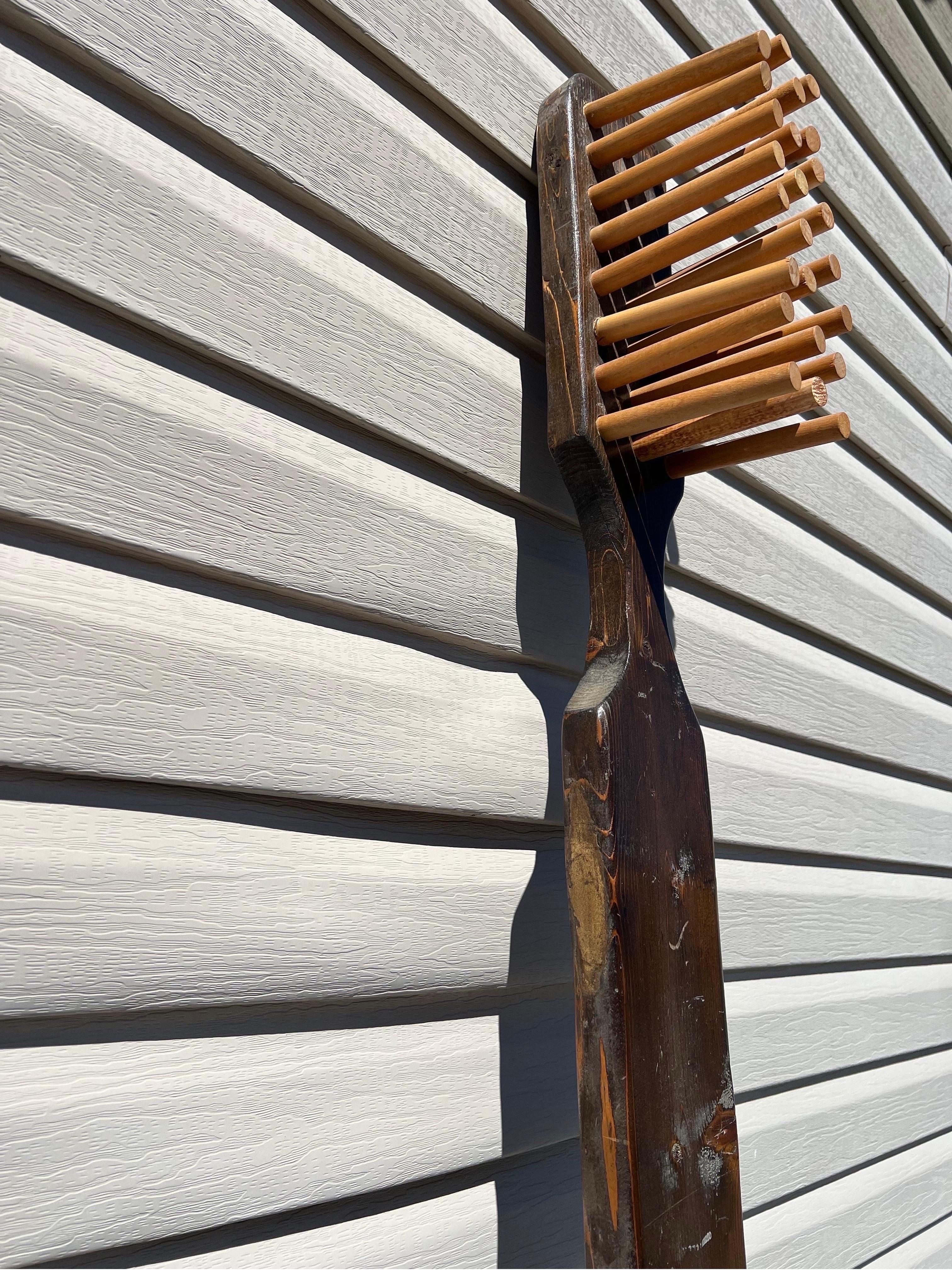 1960 Pop Art Brosse à dents surdimensionnée en bois de noyer Bon état - En vente à Staten Island, NY