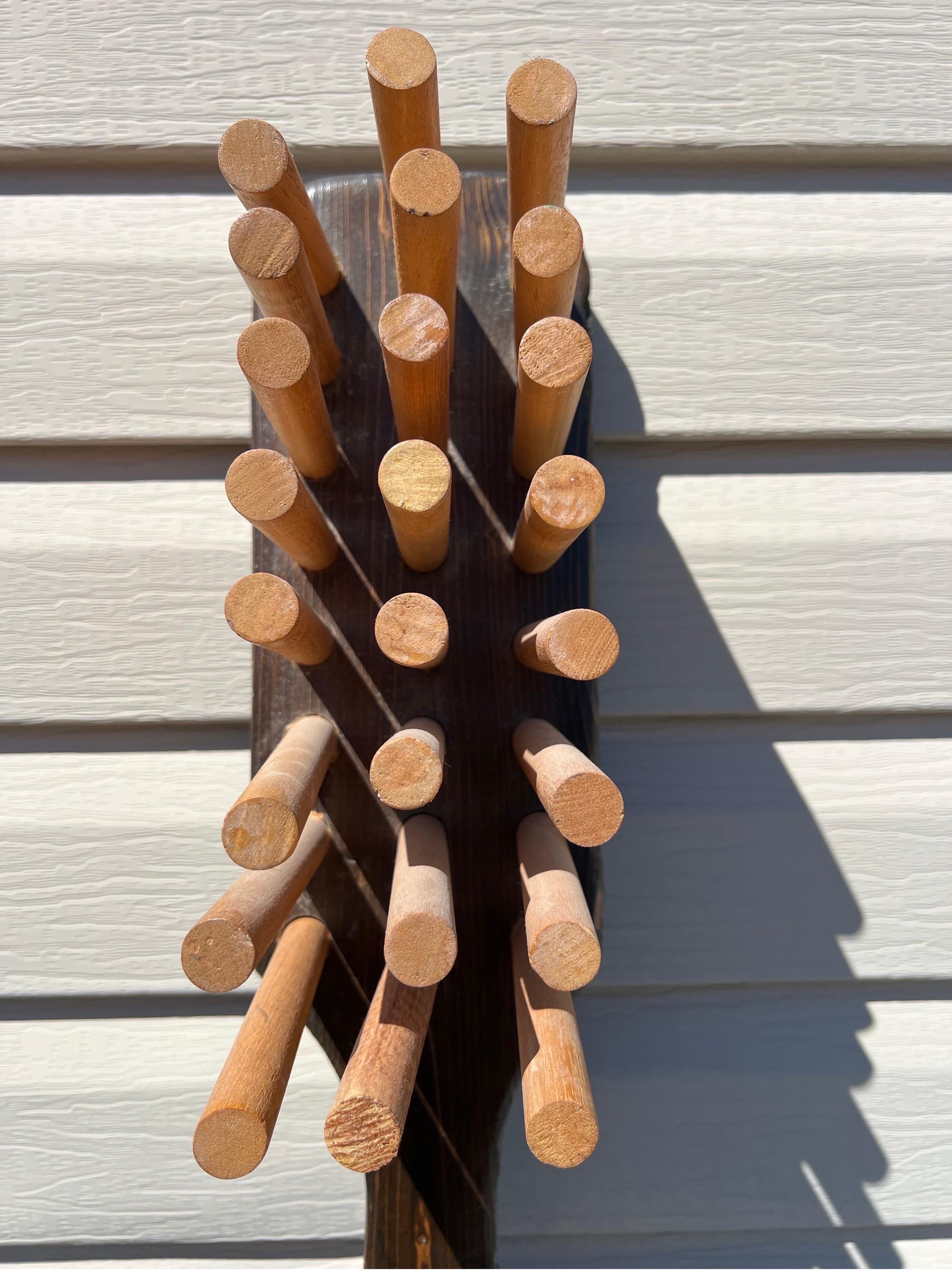 Noyer 1960 Pop Art Brosse à dents surdimensionnée en bois de noyer en vente