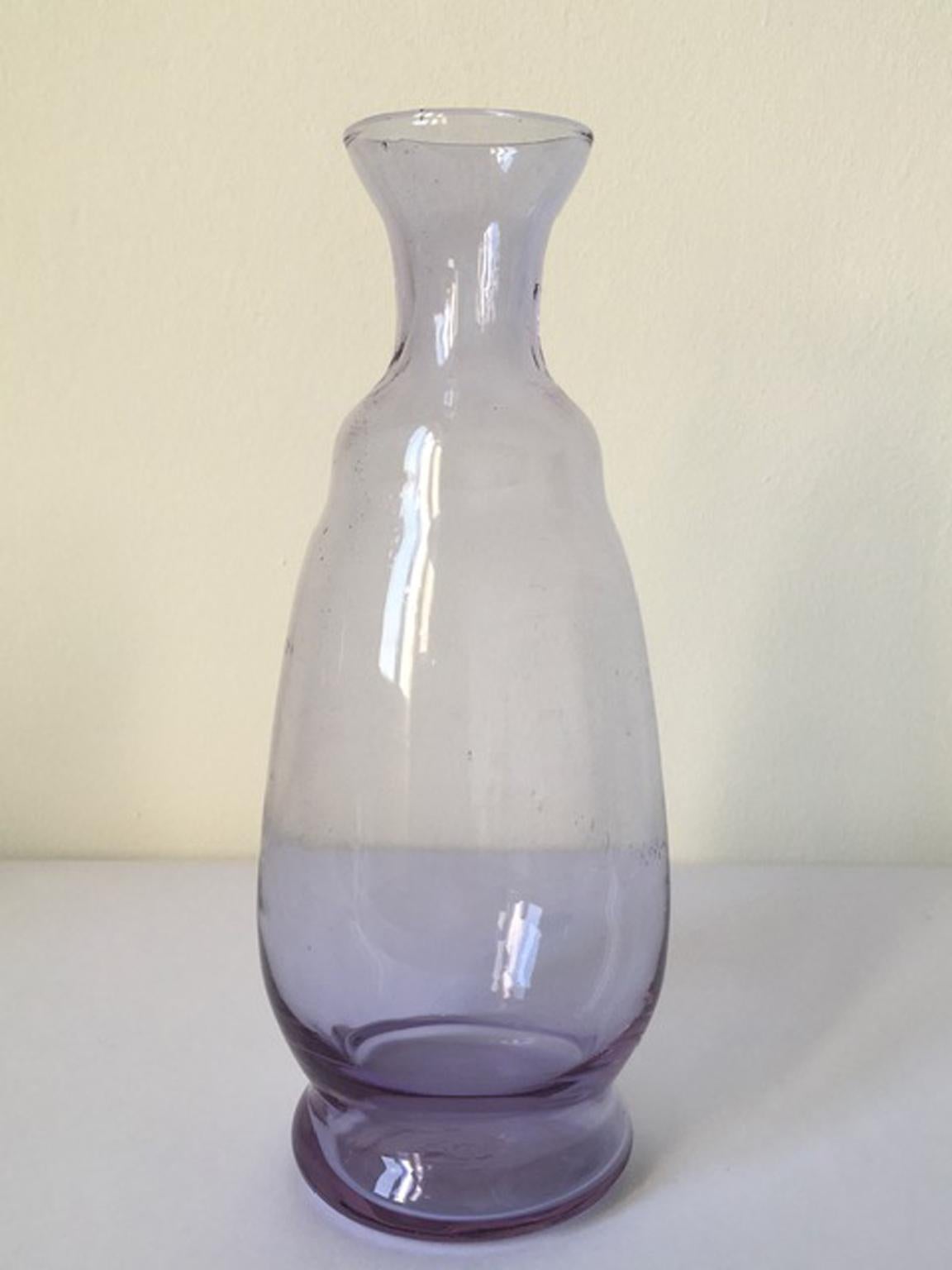 Italia 1960 Botella posmoderna de cristal soplado púrpura de Murano en venta 3