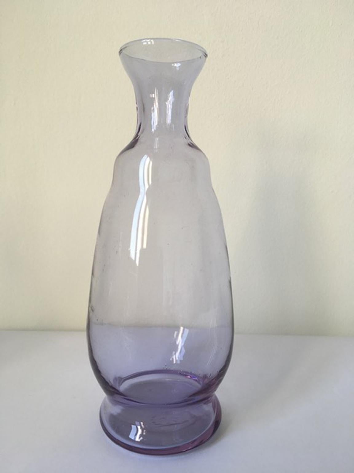 Se trata de un encantador y elegante  Pieza hecha a mano en Murano, Venecia, Italia, en 1960. 
El vidrio soplado  tiene un color vibrante, el morado.
Esta es una pieza que se  parte de tu colección, o puedes ponerlo en tu mesa de diario

La pieza se