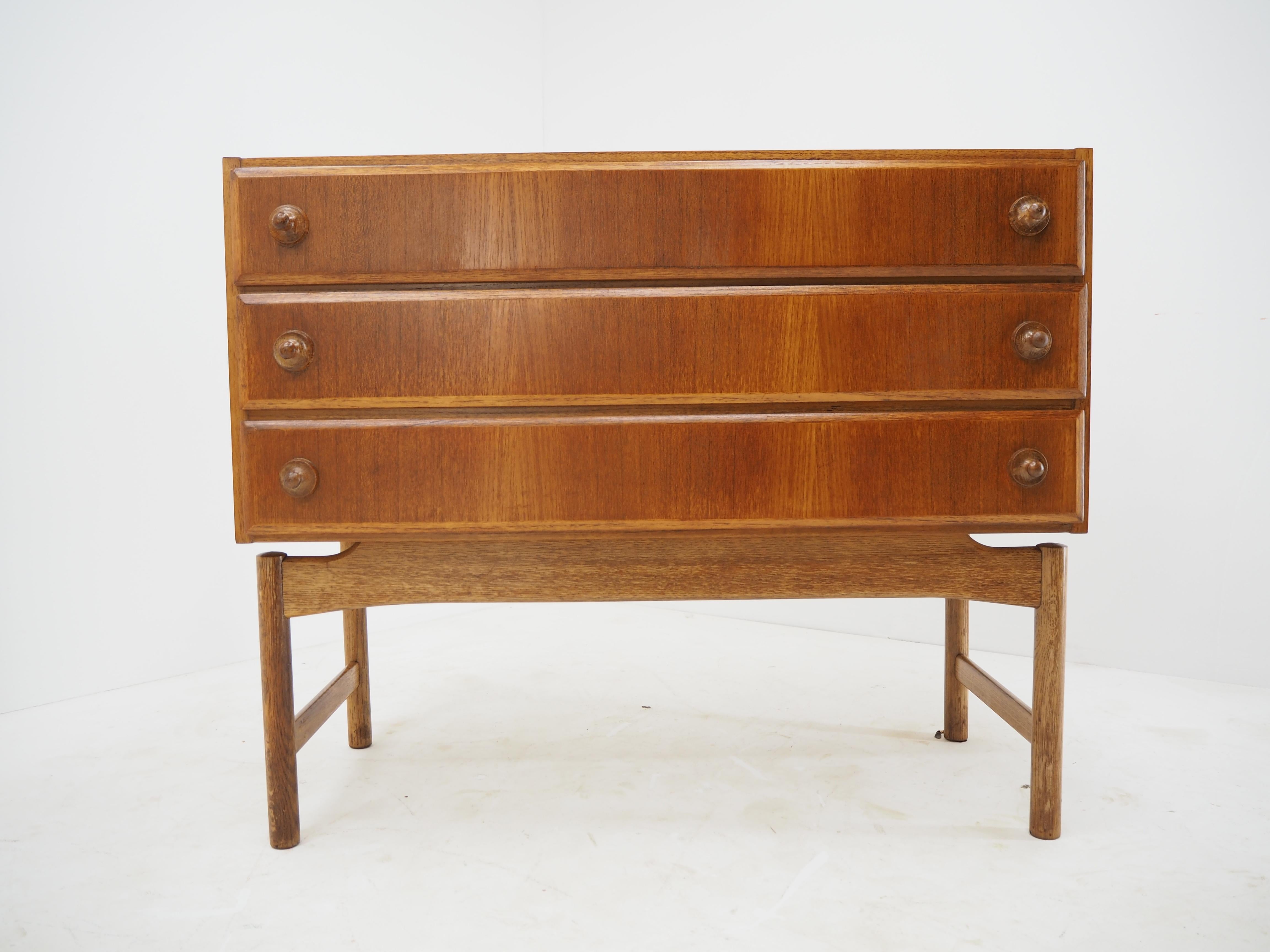1960 Rara cómoda de teca y roble de Krasna JIzba, Checoslovaquia en Bueno estado para la venta en Praha, CZ