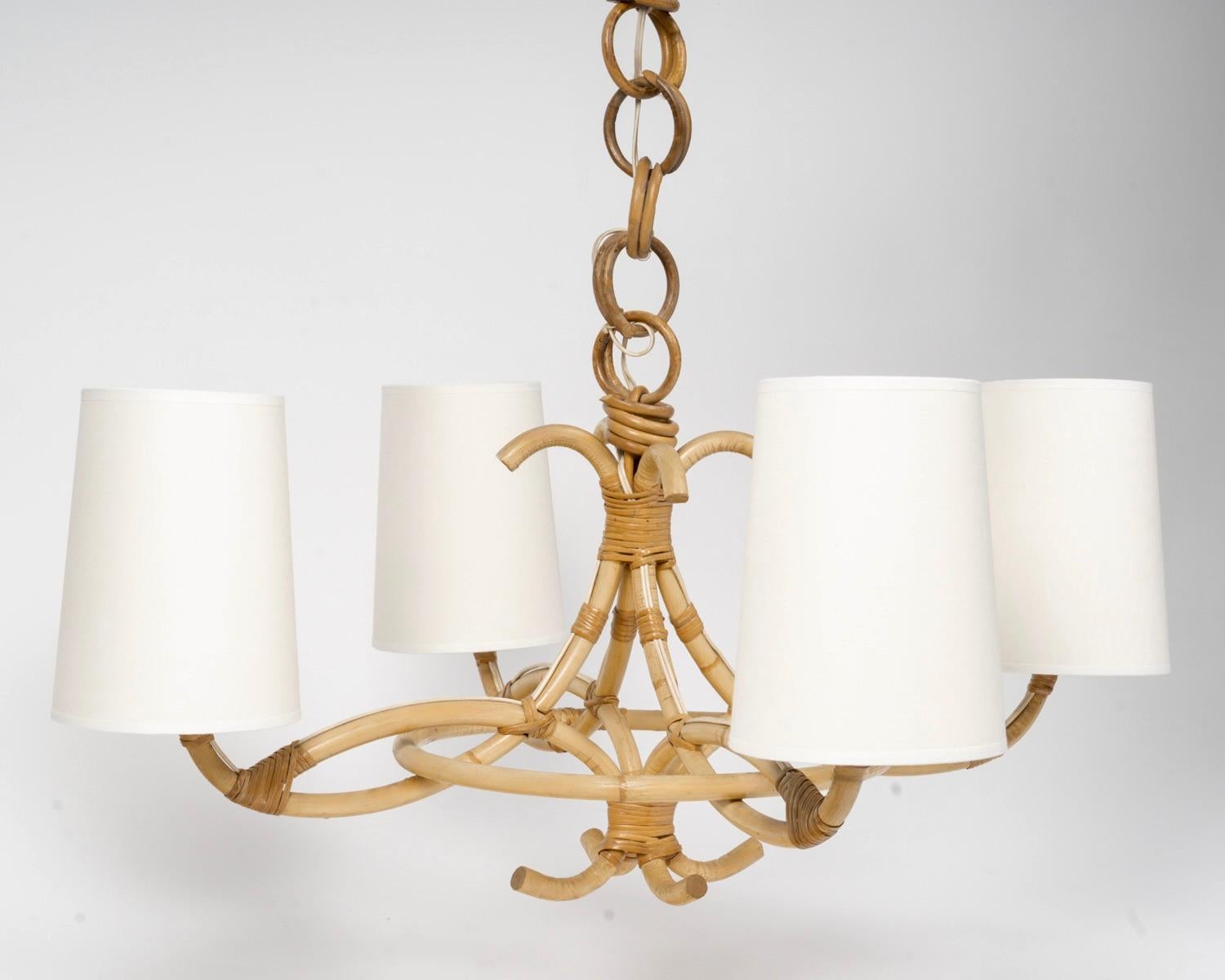 Composed of four upward-facing light arms, they are assembled using bamboo fasteners ending in downward-facing half-loops. Another series of four inverted rods connected to the four downward-facing light arms is assembled using bamboo fasteners