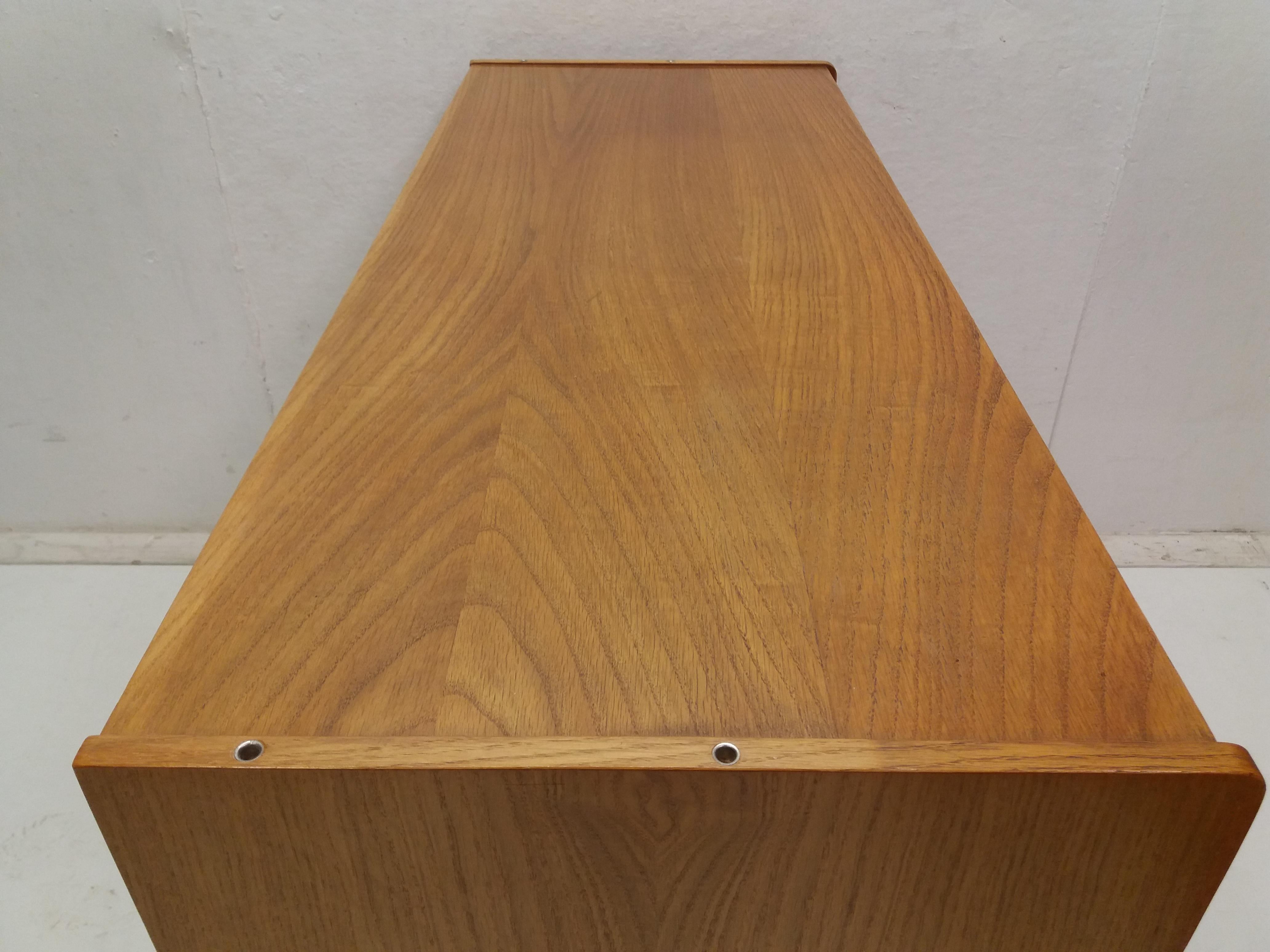 1960 Cassettiera retrò in Oak Jiroutek, Cecoslovacchia in vendita 1