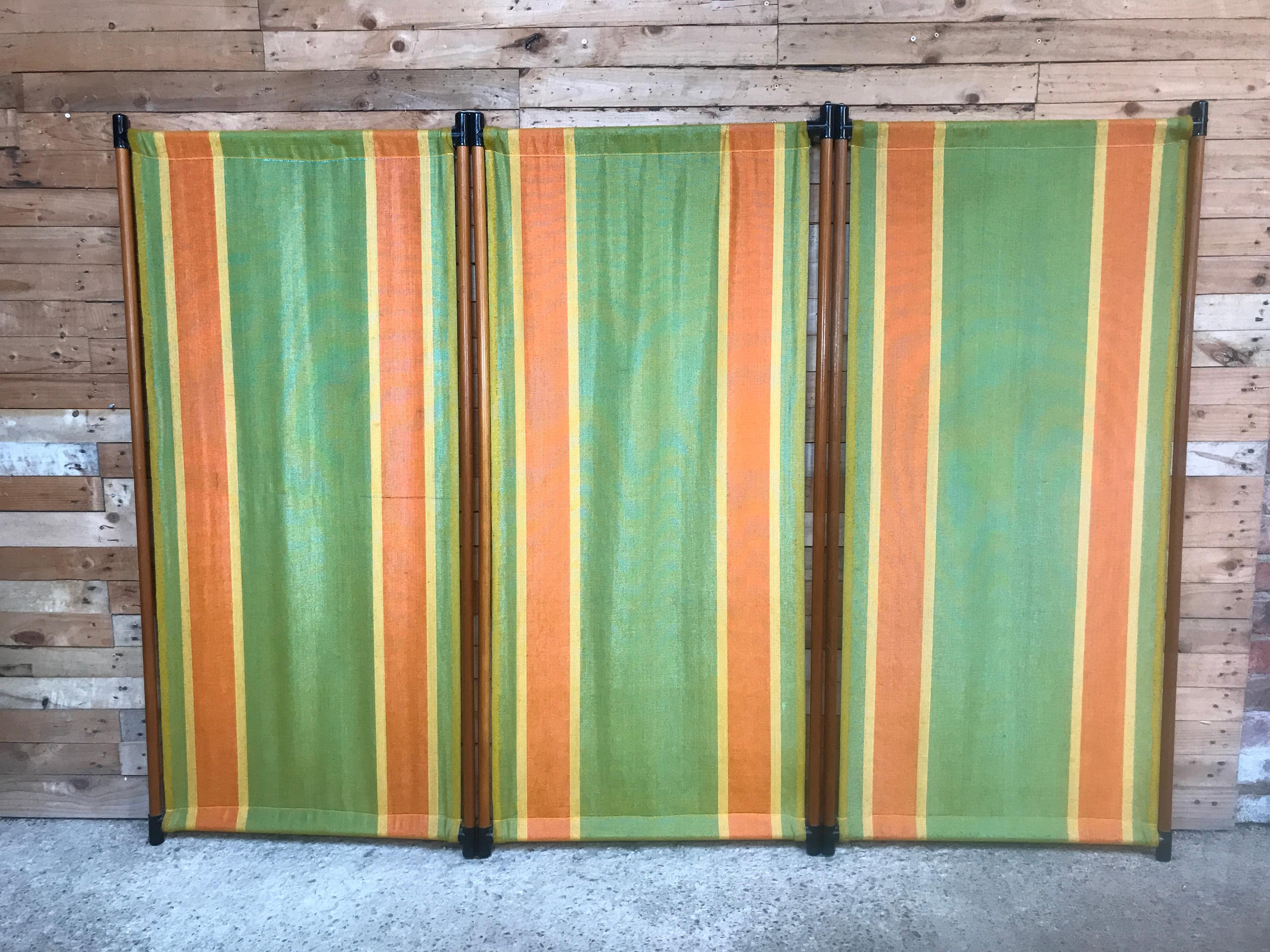 1960 retro vintage fabric screen / room divider.

Size: H 150cm, D 3 cm, W 210cm.
