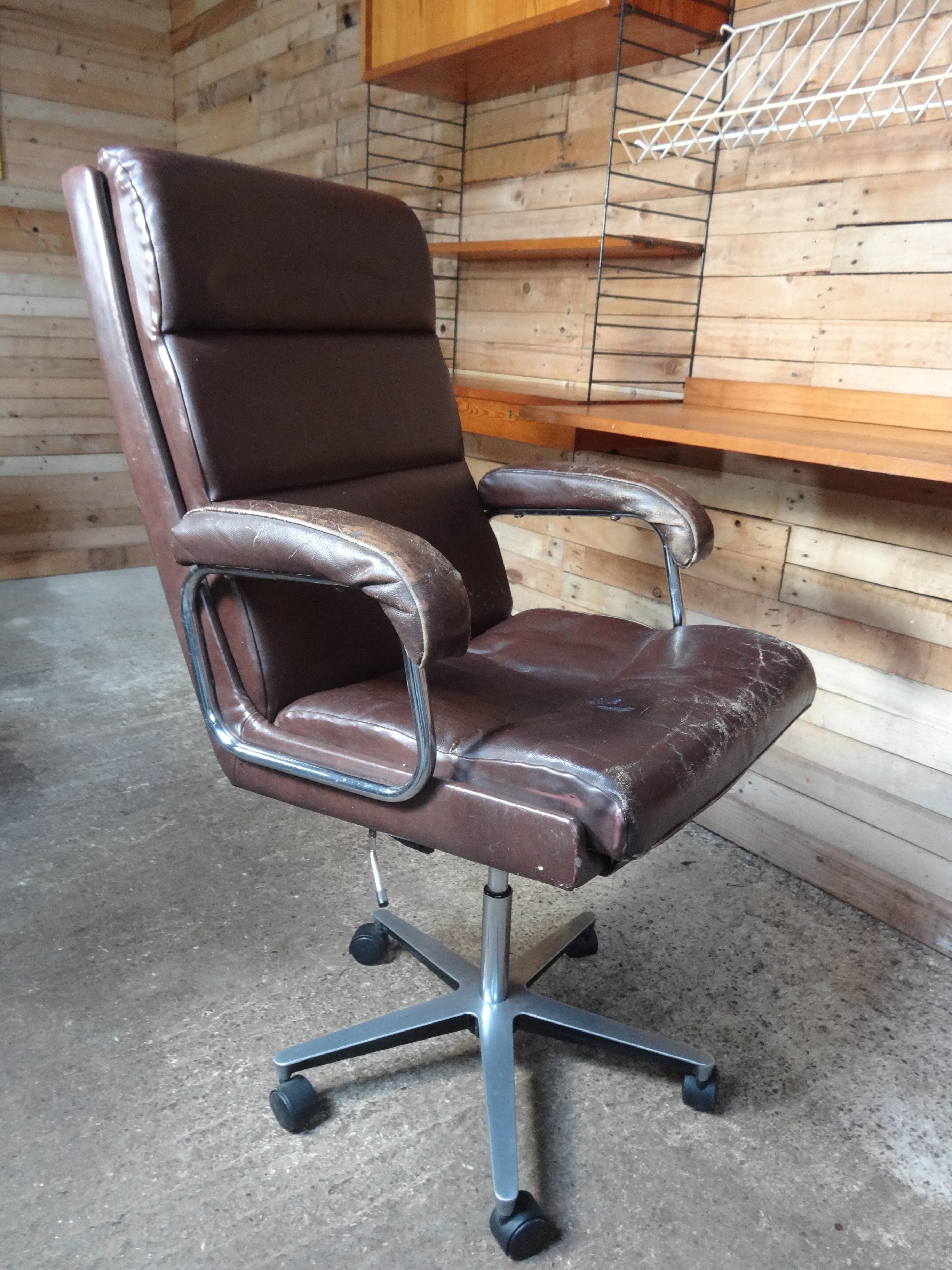 1960 swivel leather retro arm chair

1960 swivel leather retro arm chair, lots of patina on the leather which makes this chair outstanding. very much in the syle of De Sede.

Measures: Height: 116 / 108cm, seat height: 60 / 52cm, depth: 80cm,