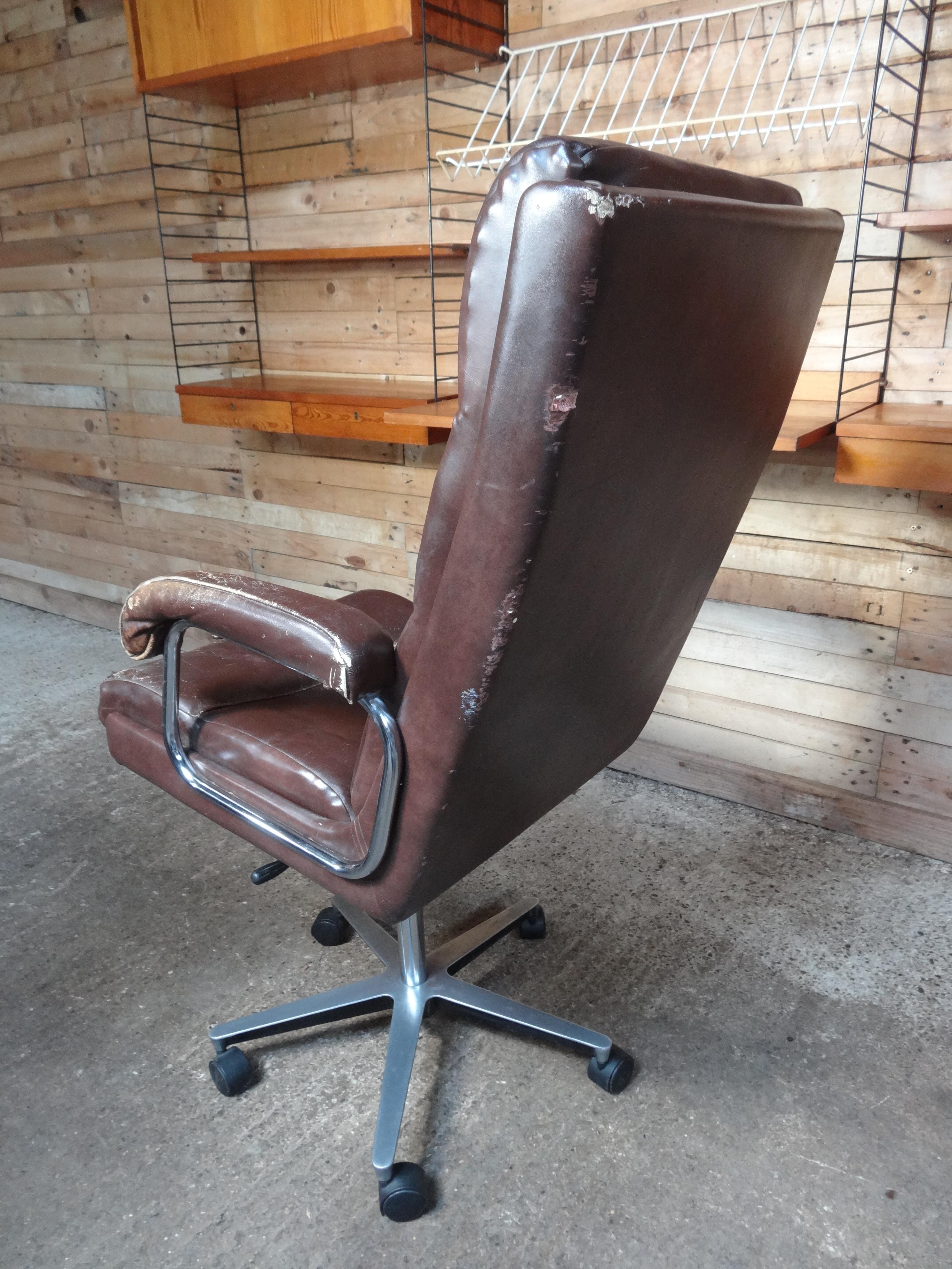 Mid-Century Modern 1960 Retro Vintage Swivel Brown Leather Retro Office / Armchair