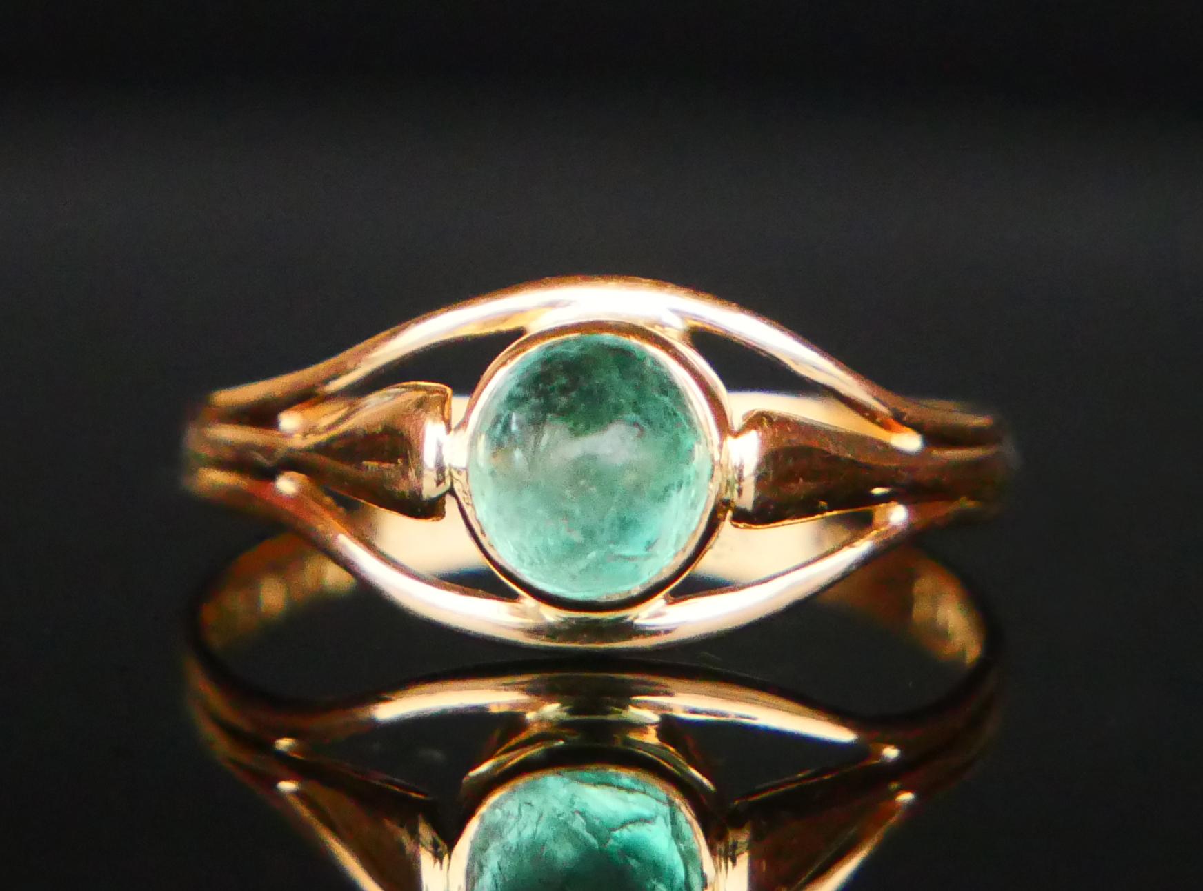 Bague avec couronne ajourée présentant un cabochon d'émeraude naturelle serti 5,5 mm x 5 x 3,67 mm de profondeur / ca. 0,8 ct. Vert Couleur d'intensité moyenne. 

Poinçons suédois, du fabricant et 18K , Stockholm, code de date K9 / fait à la main en
