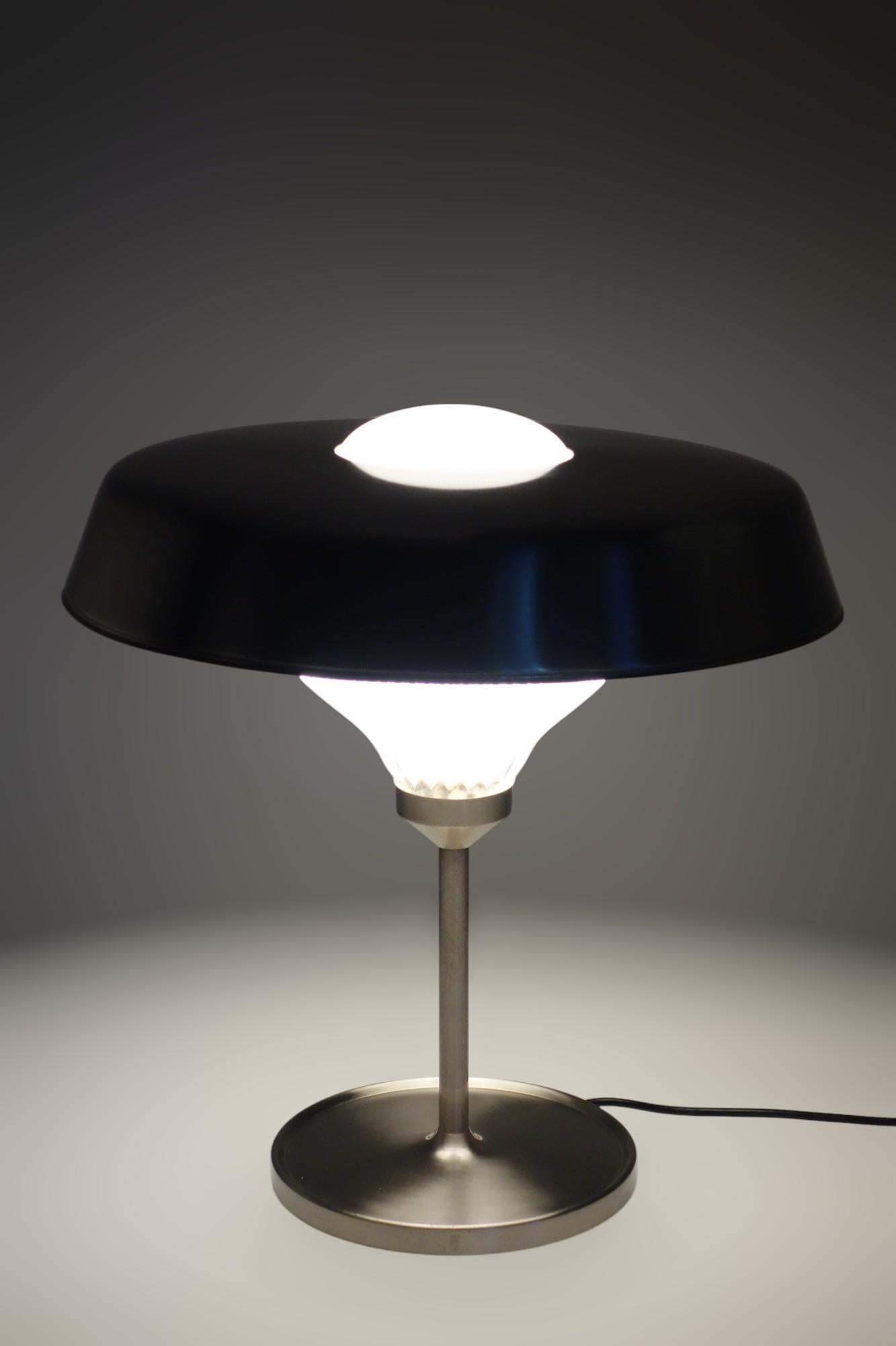 Lampe de bureau Ro Studio Bbpr Artemide de conception italienne en métal nickelé et verre, 1960 en vente 5