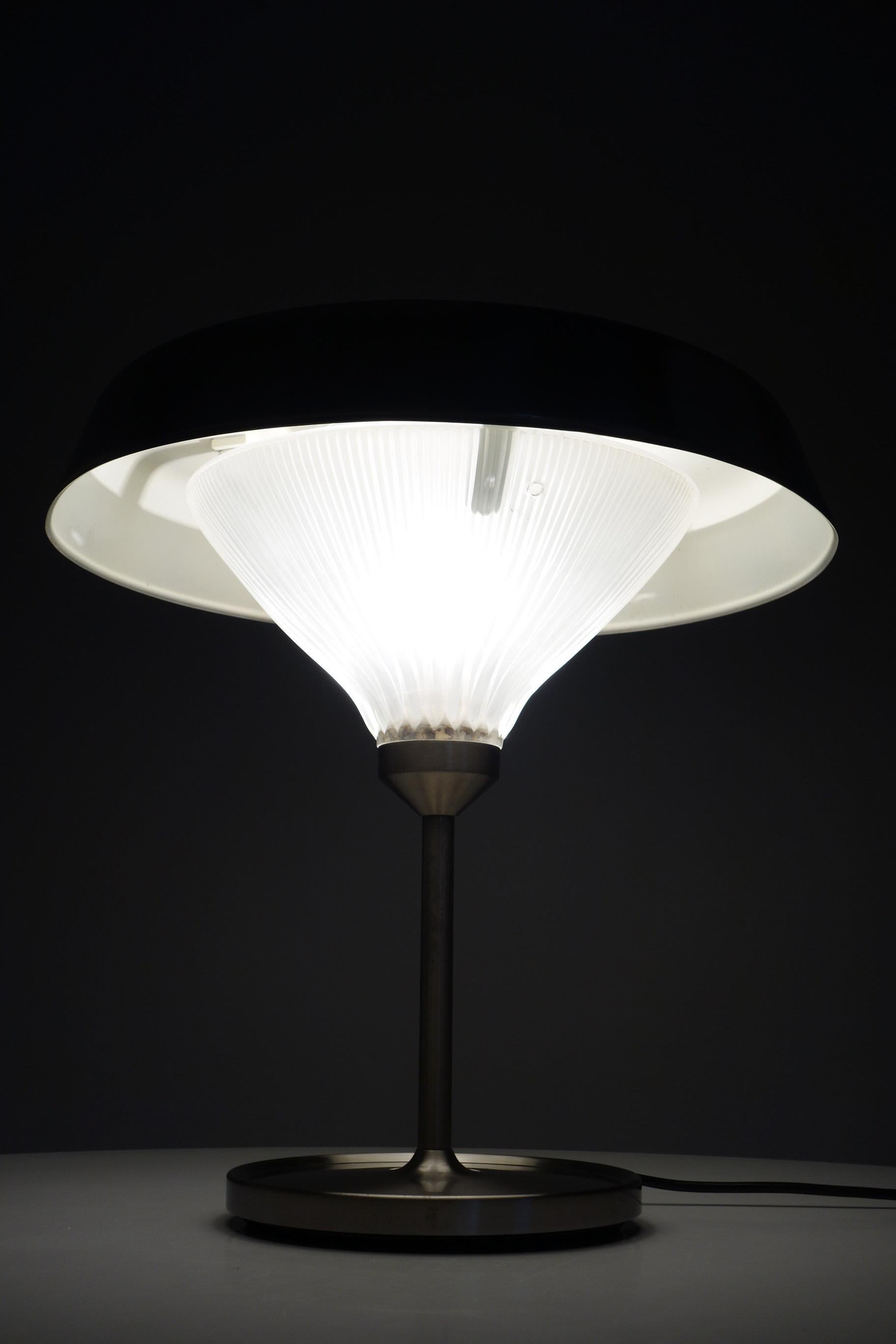 Lampe de bureau Ro Studio Bbpr Artemide de conception italienne en métal nickelé et verre, 1960 en vente 6