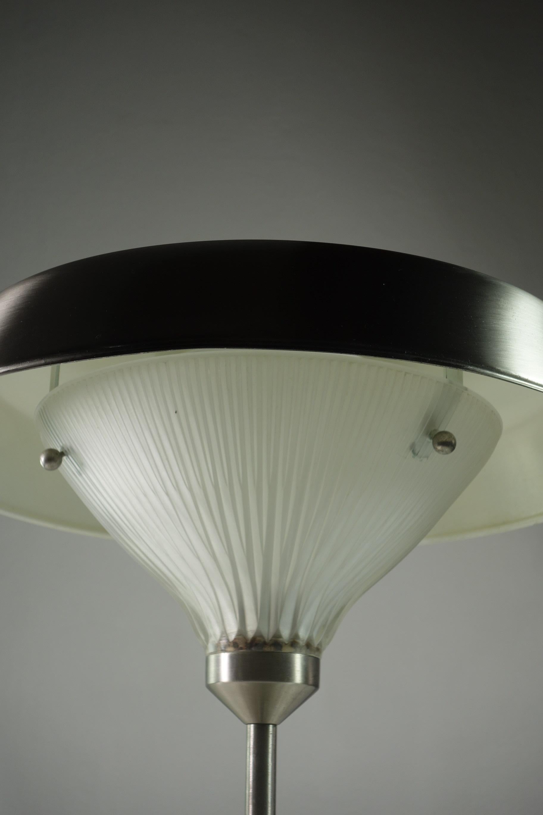 Mid-Century Modern Lampe de bureau Ro Studio Bbpr Artemide de conception italienne en métal nickelé et verre, 1960 en vente
