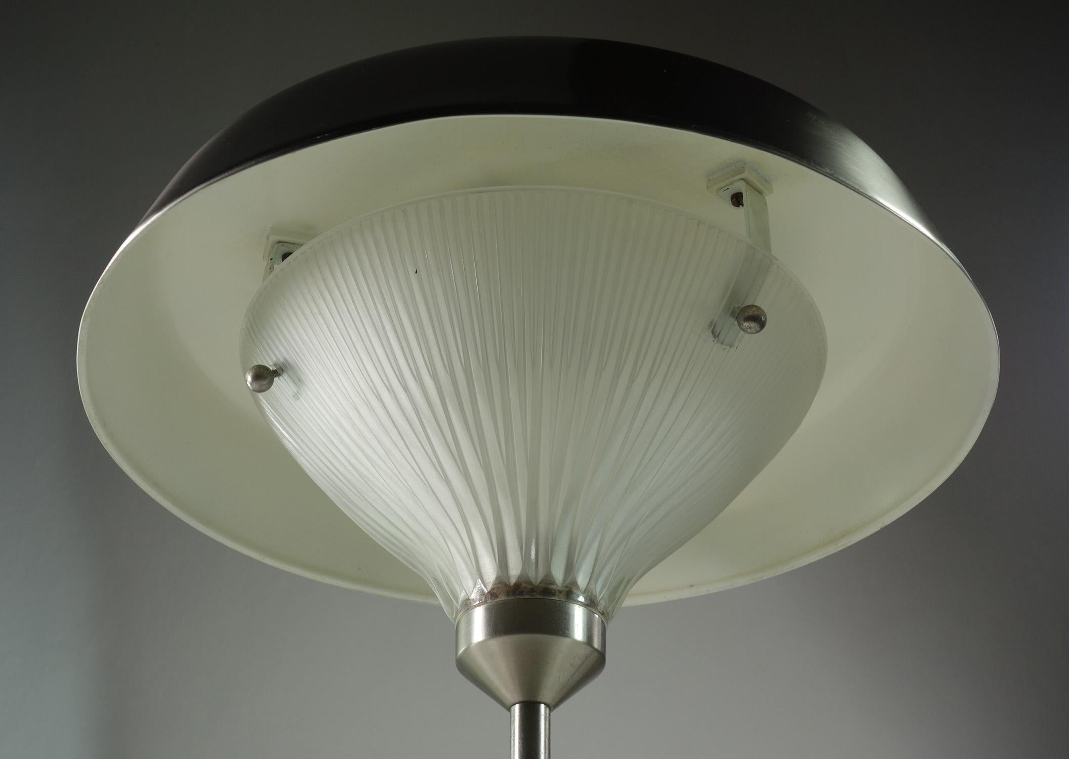 Milieu du XXe siècle Lampe de bureau Ro Studio Bbpr Artemide de conception italienne en métal nickelé et verre, 1960 en vente