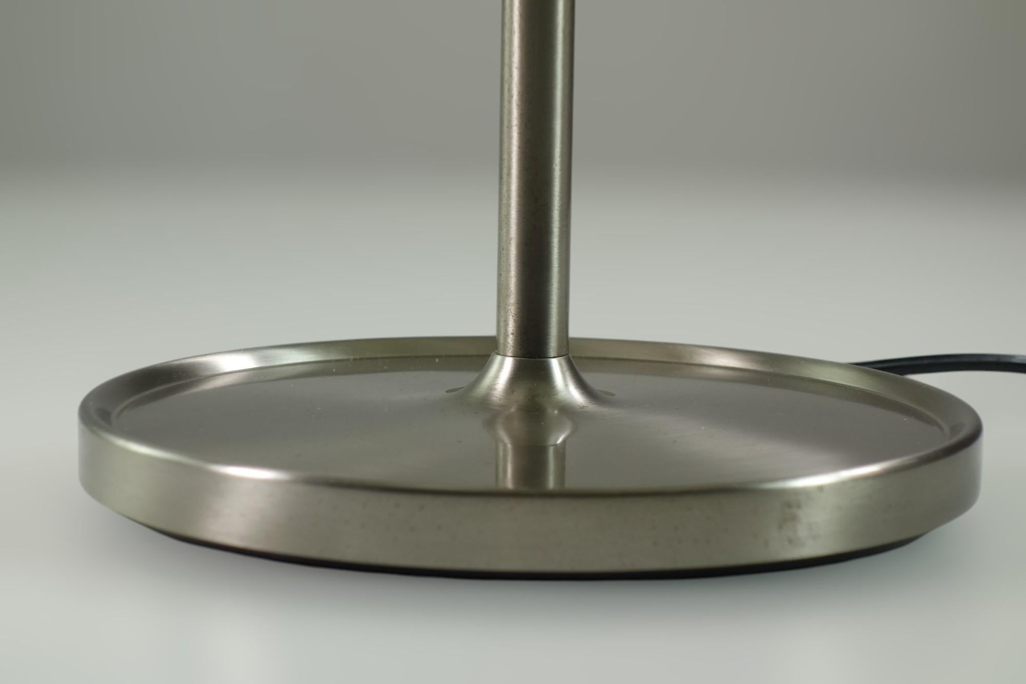 Laiton Lampe de bureau Ro Studio Bbpr Artemide de conception italienne en métal nickelé et verre, 1960 en vente
