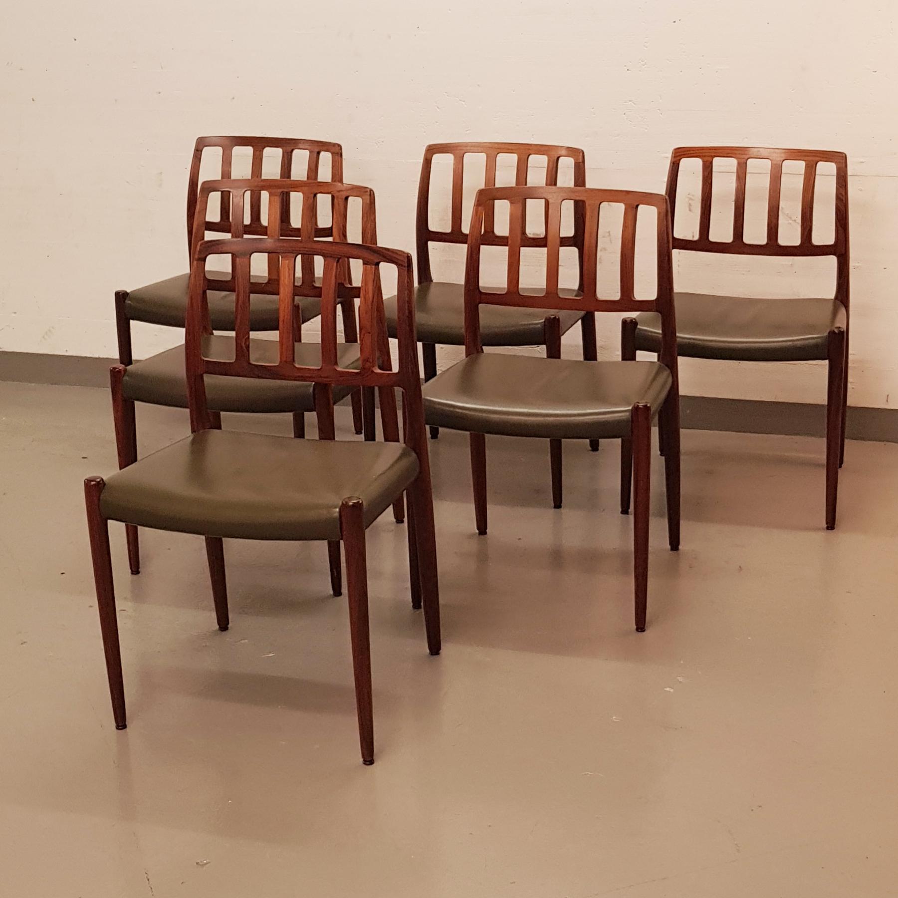 Set of 6 original dining chairs, rosewood and olive leather.
Comfortable, stable, absolutely tight, the n° 83 is a real pleasure to sit and see.
This set wears a nice patina, and show the knowledge of the creator, Niels O. Møller.