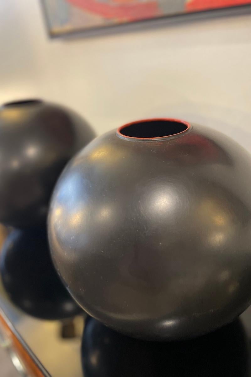 20th Century 1960 Round Japanese vase crafted in black metal For Sale