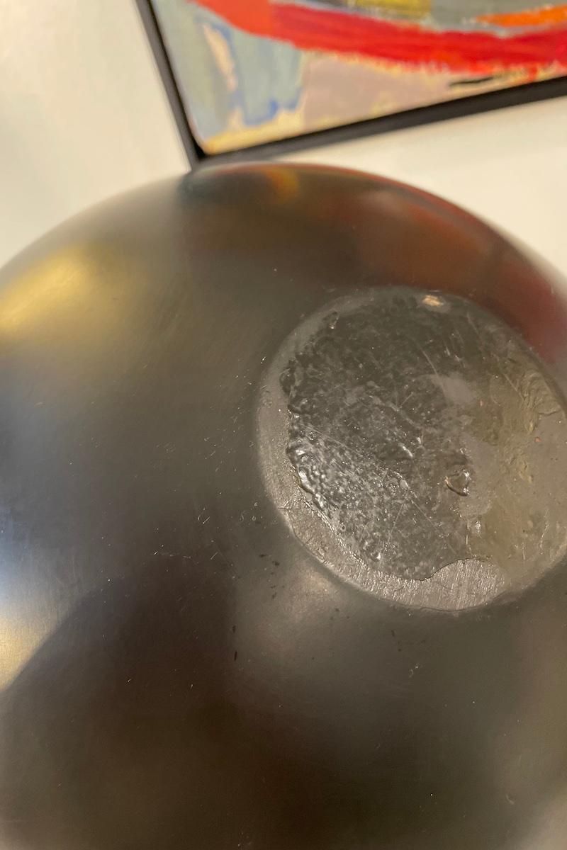 1960 Round Japanese vase crafted in black metal For Sale 3