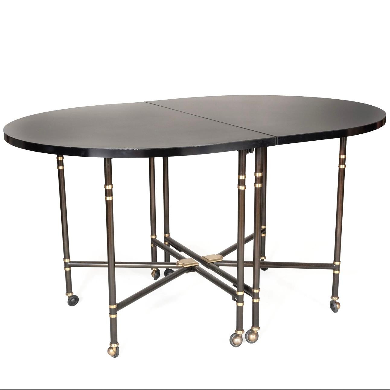 Dieser auffällige Anbautisch aus dem renommierten Maison Jansen, der in den 1960er Jahren entworfen wurde, verkörpert die Eleganz und Innovation des modernen Designs der Mitte des Jahrhunderts. Der Tisch hat eine originelle, glatte schwarze