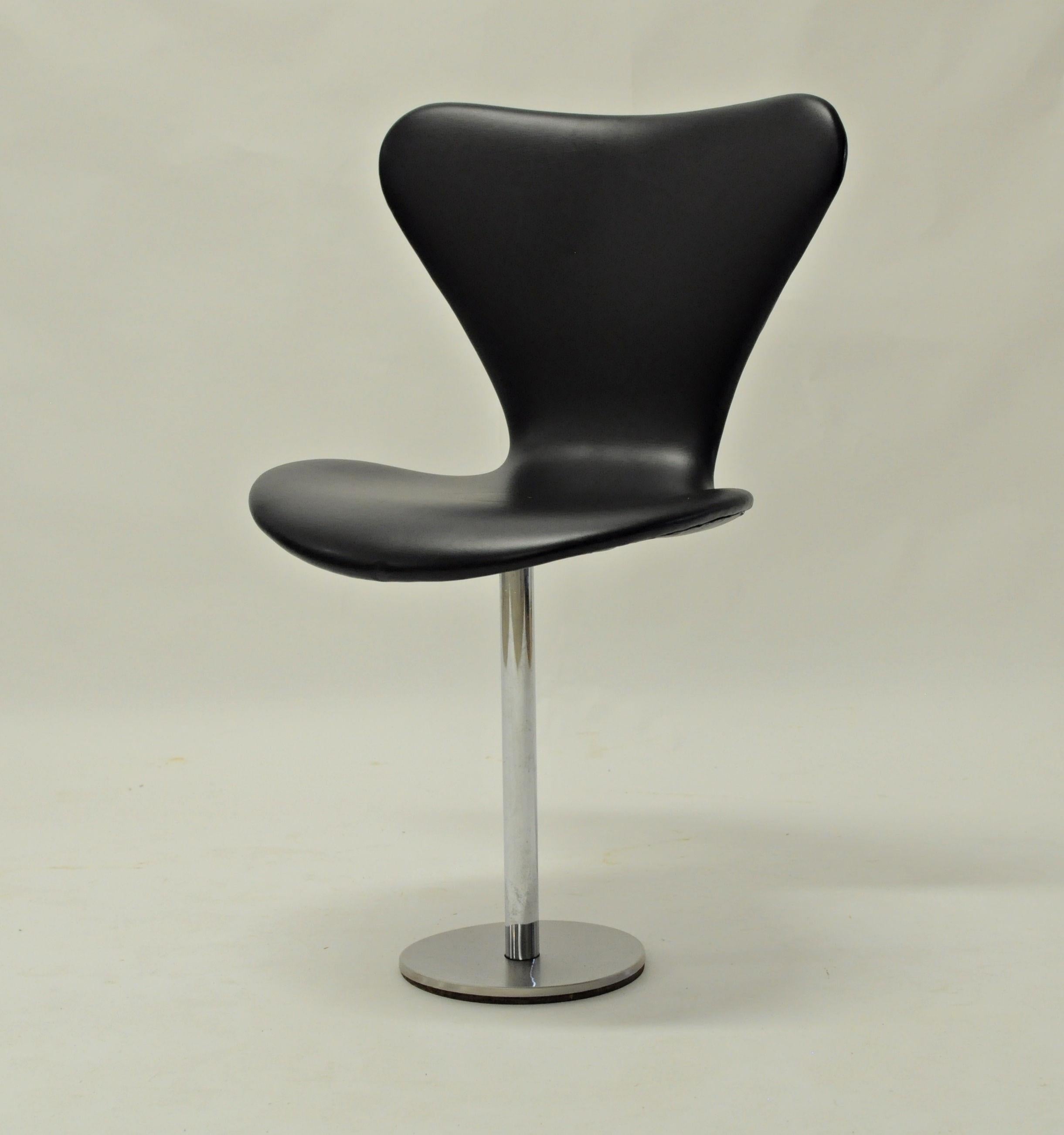 Seltene Auditoriumsversion des Iconic Stuhls Modell 3107 / Schmetterling aus der Serie 7, entworfen von Arne Jacobsen und hergestellt von Fritz Hansen, Dänemark in den 1960er Jahren. 

Die Sitze der Stühle sind auf dem originalen