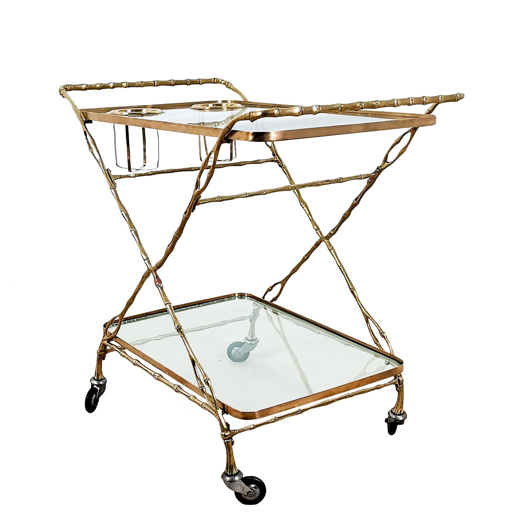 Milieu du XXe siècle Chariot de bar moderne du milieu du siècle, deux niveaux, laiton massif et verre - Barcelone en vente