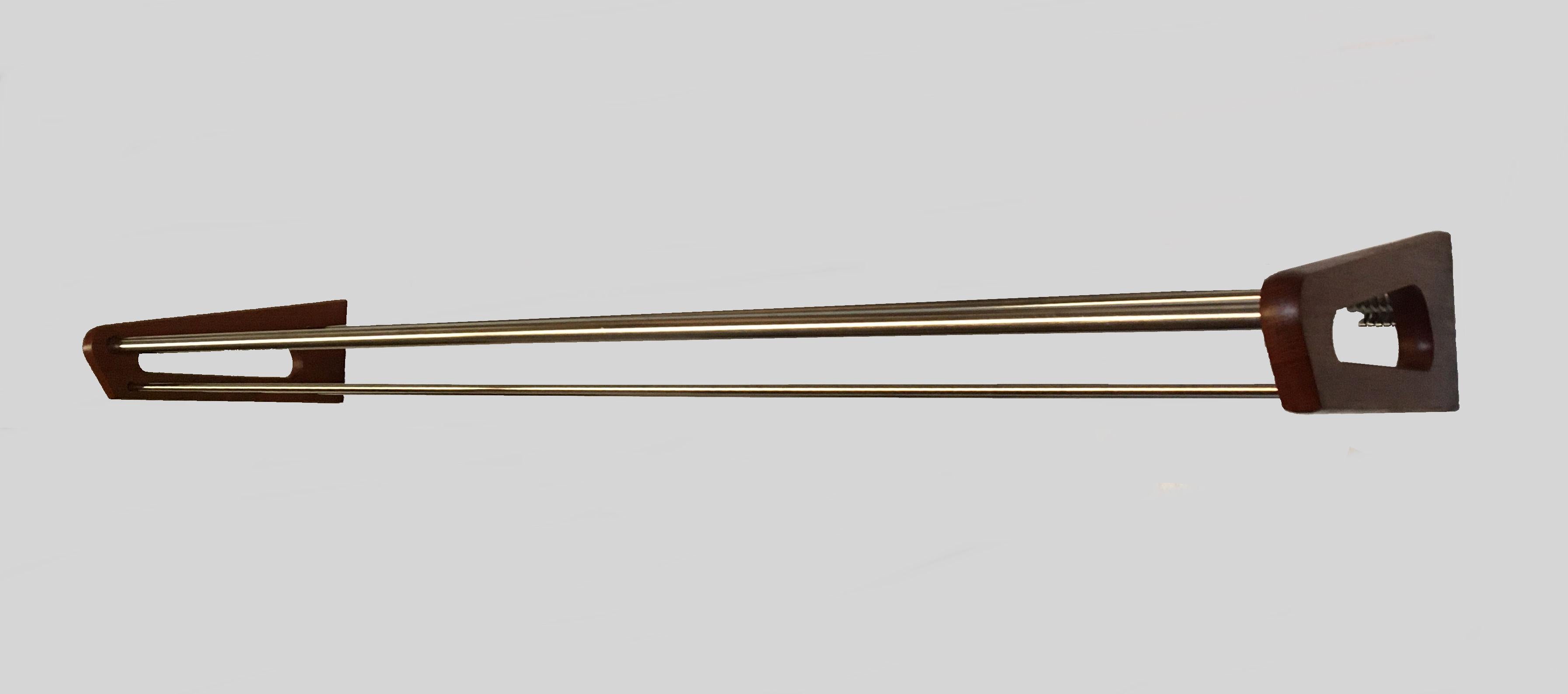 1960er Jahre Borge Mogensen Vollständig restaurierte Hutablage / Garderobe aus Teakholz und Stahl.

Das formschöne und zeitlos gestaltete Hutregal mit seiner Kombination aus geraden Linien und organisch abgerundeten Formen wurde von unserer