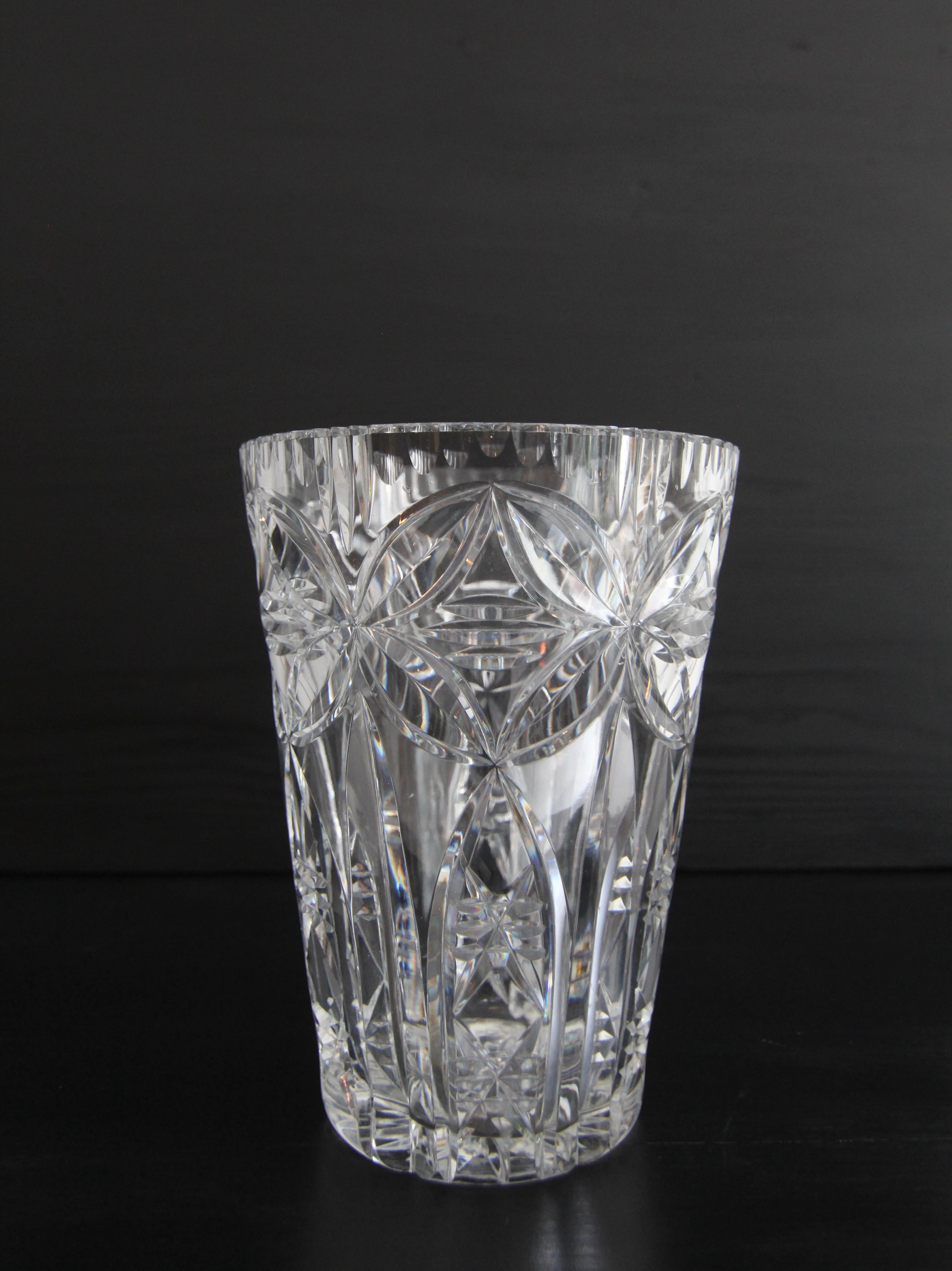 Un bellissimo vaso di cristallo fatto a mano. Circa 1960.

L'artigianato tradizionale della soffiatura e del taglio del vetro trasforma il cristallo in un oggetto sofisticato caratterizzato da chiarezza e brillantezza, poiché il cristallo al piombo