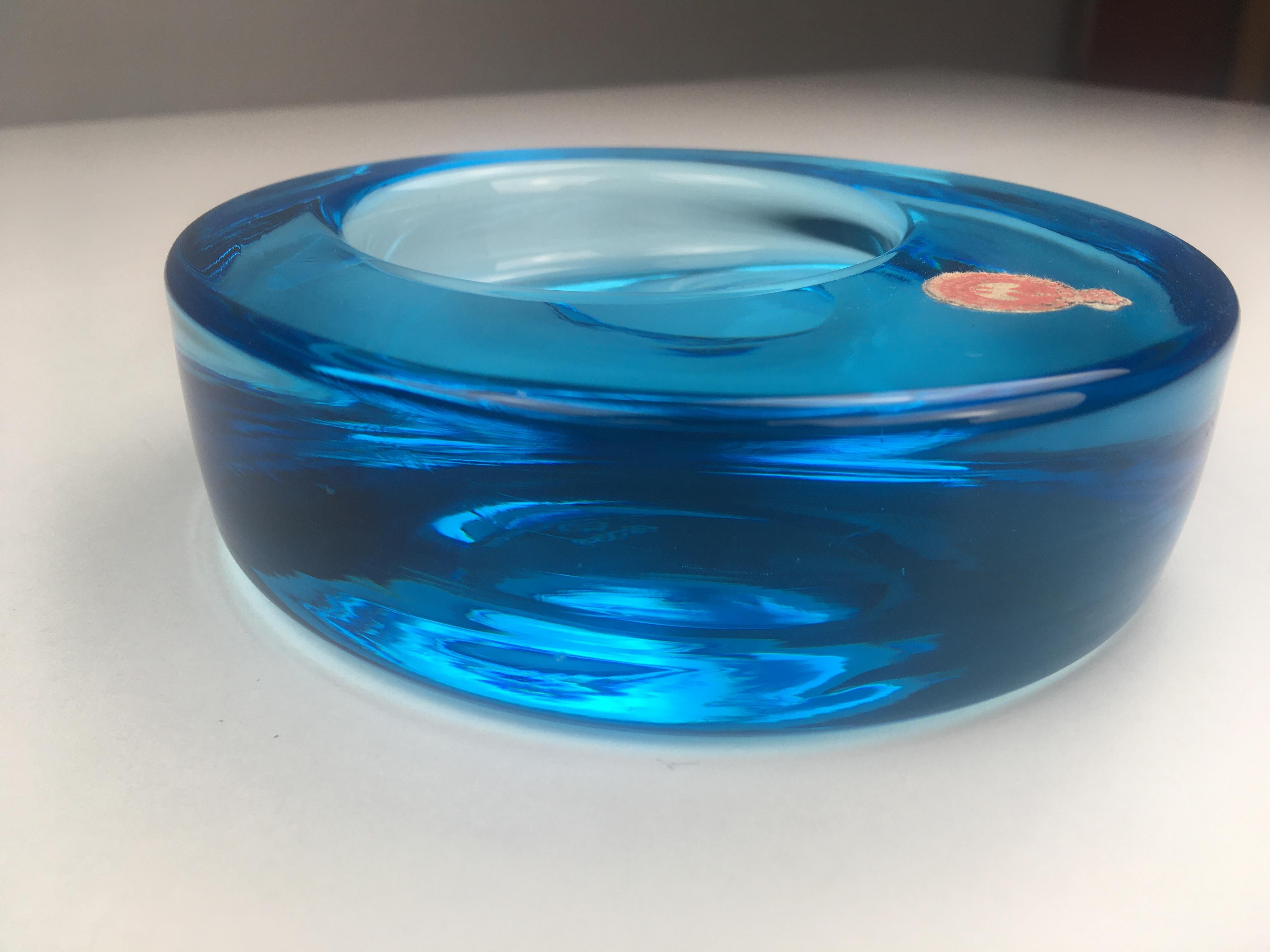 1960er Jahre dänischer mundgeblasener Aschenbecher aus blauem Glas - Schale von Per Lütken für Holmegaard.

Der kreisrunde, mundgeblasene Aschenbecher weist eine extrem reichhaltige Mischung aus fast allen Blautönen auf, vom sehr, sehr hellen,