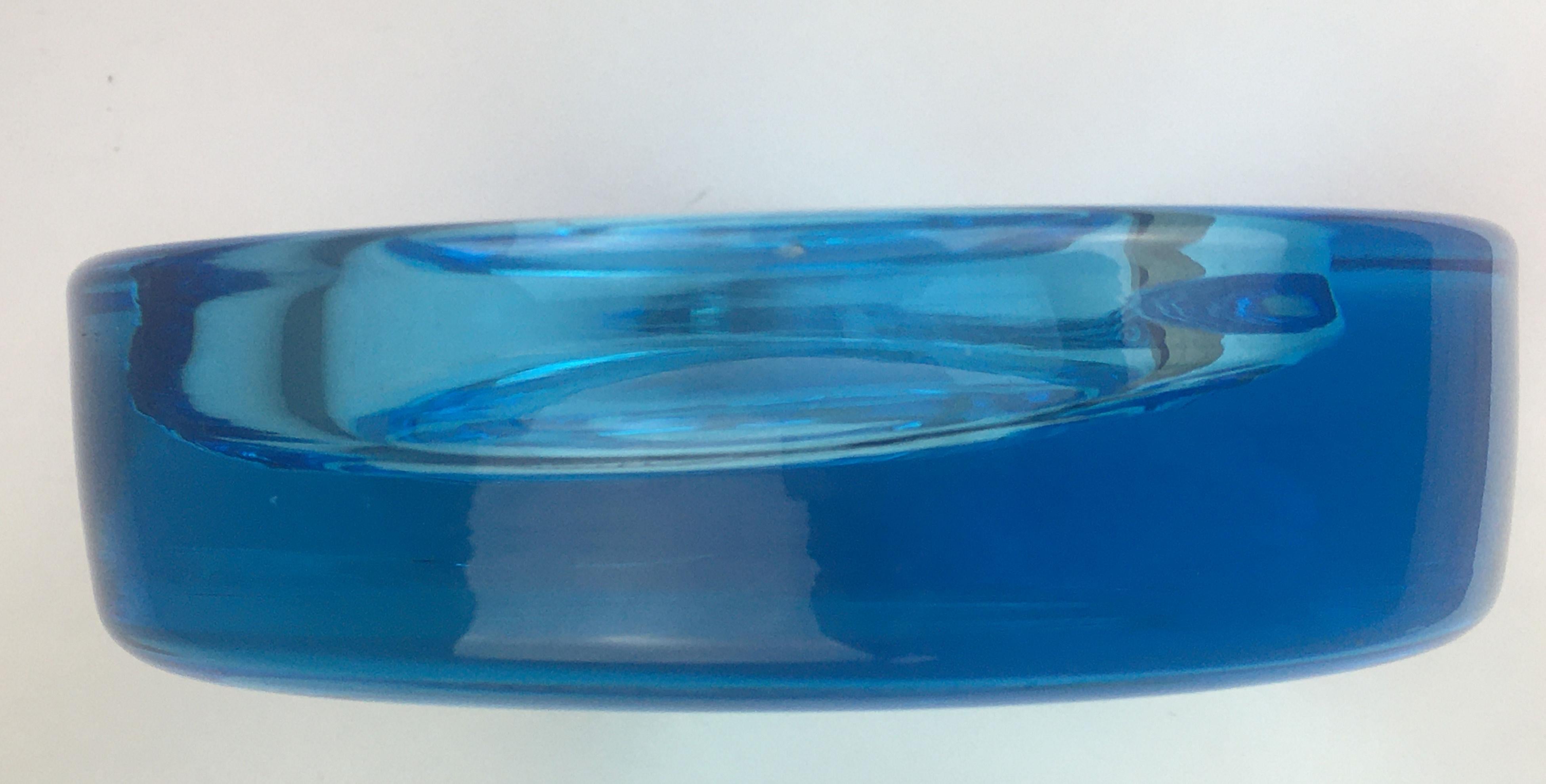 1960er Jahre Dänischer Aschenbecher aus mundgeblasenem blauem Glas, Schale von Per Lütken für Holmegaard (Mitte des 20. Jahrhunderts) im Angebot