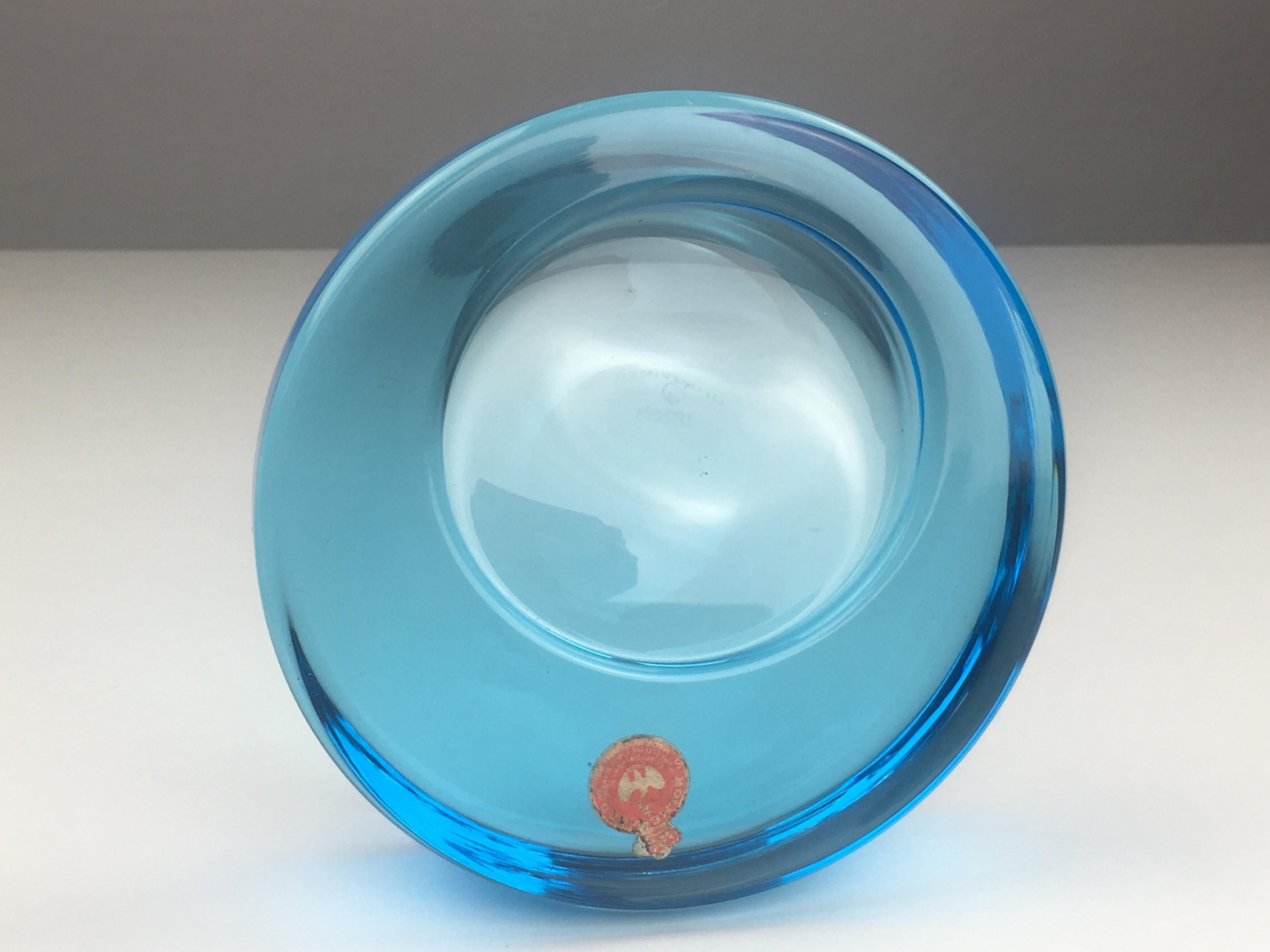 1960er Jahre Dänischer Aschenbecher aus mundgeblasenem blauem Glas, Schale von Per Lütken für Holmegaard im Angebot 1