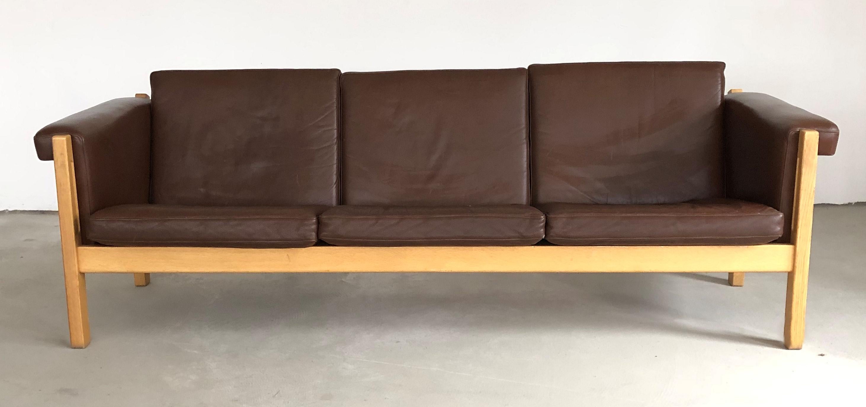 Three-seat Danish sofa in oak by Hans J. Wegner for GETAMA 

The rarely seen model GE-40 sofa with it´s simple but elegant Wegner design feature a strong oak frame with small and simple yet elegant details and original brown leather cushions, has
