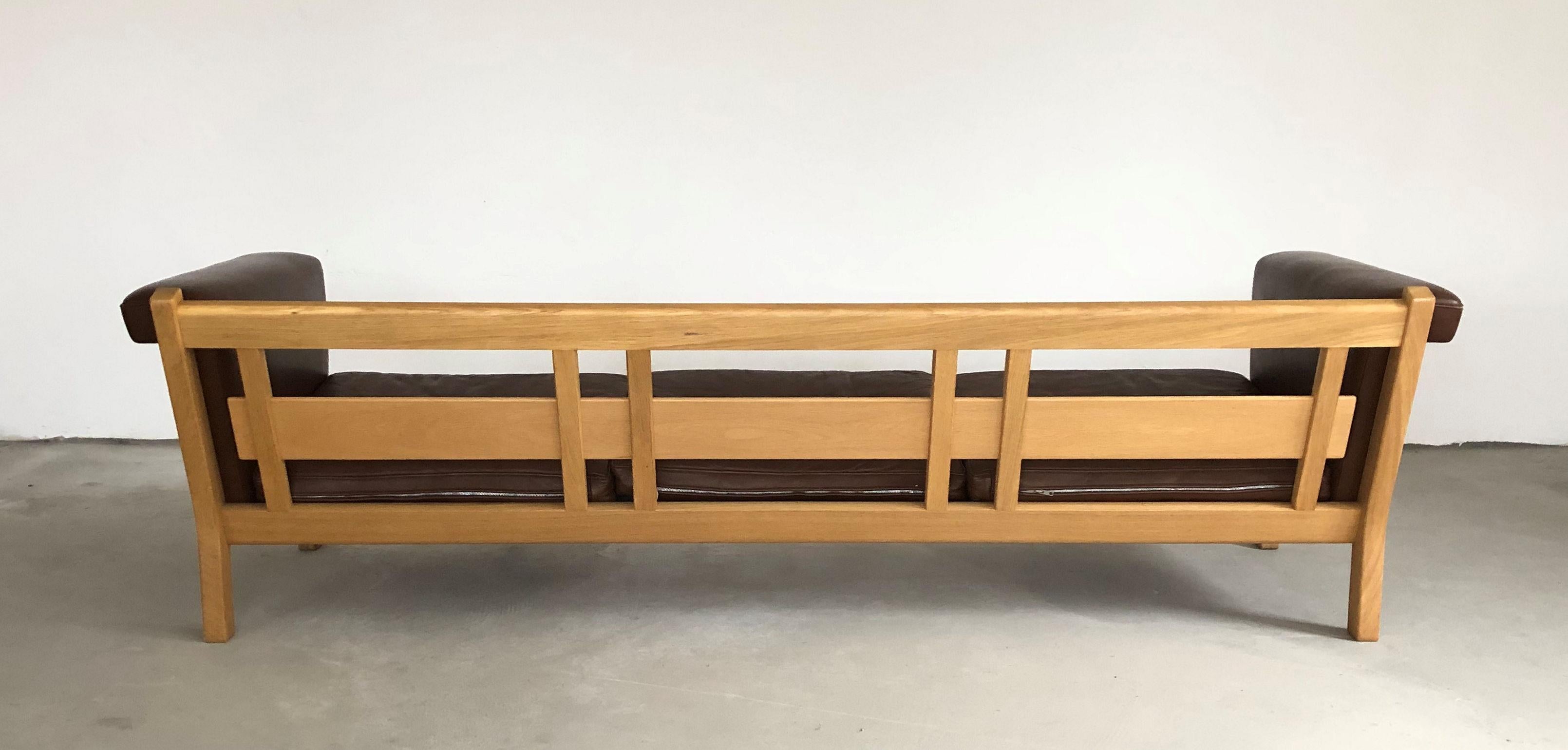 1960s Danish Hans J. Wegner Three-Seat Sofa in Oak and Brown Leather by GETAMA In Good Condition For Sale In Knebel, DK