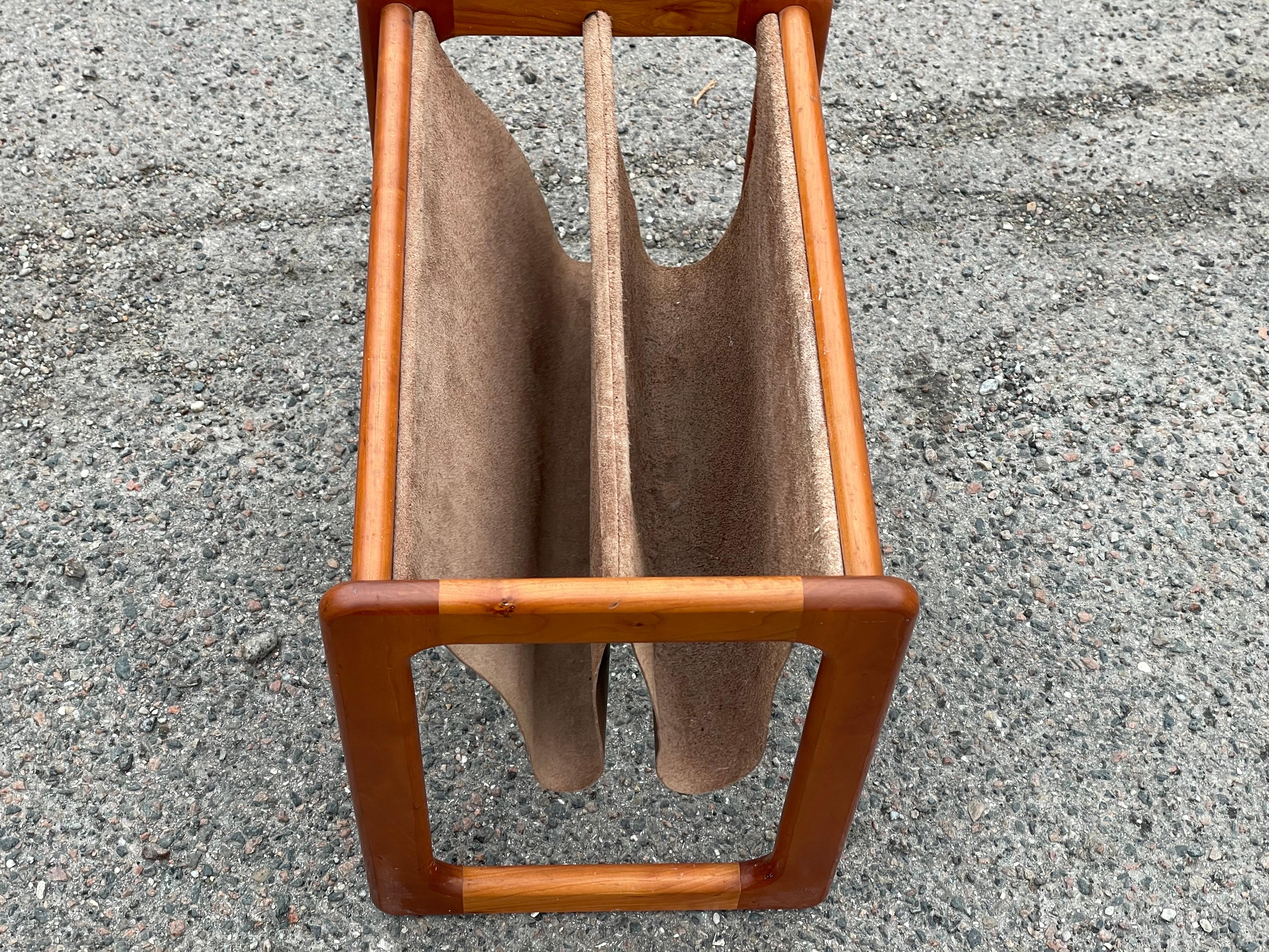 
Introducing the essence of Danish Mid-Century Modern design: a magazine holder crafted in teak and brown leather. Elevate your space with timeless elegance and functionality.