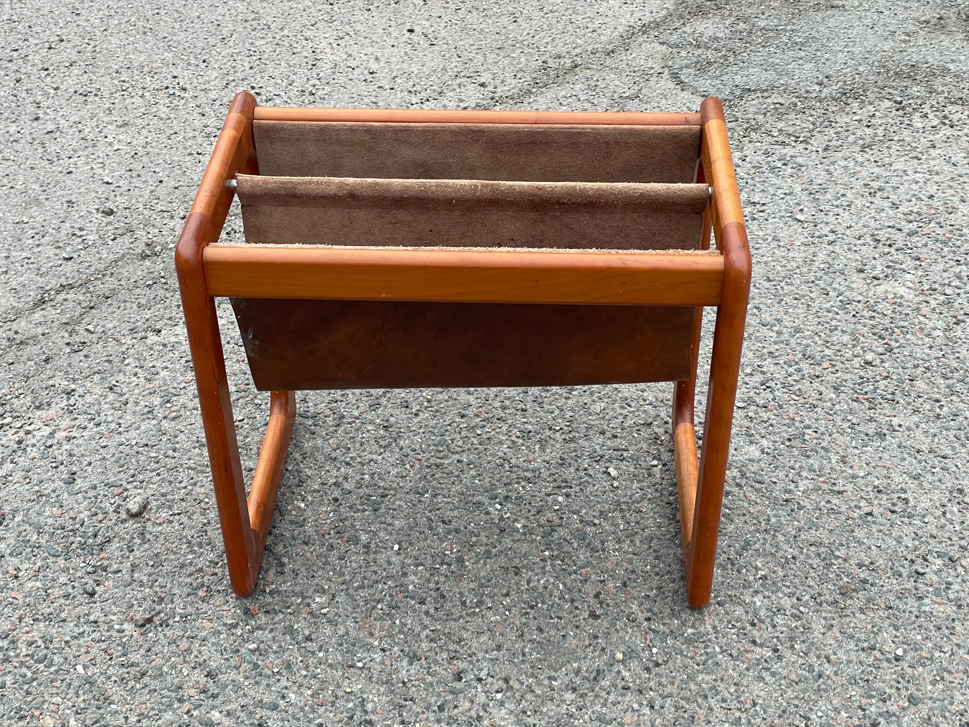 1960´s Danish Mid-Century Modern magazine holder crafted in teak and leather In Good Condition For Sale In Copenhagen, DK